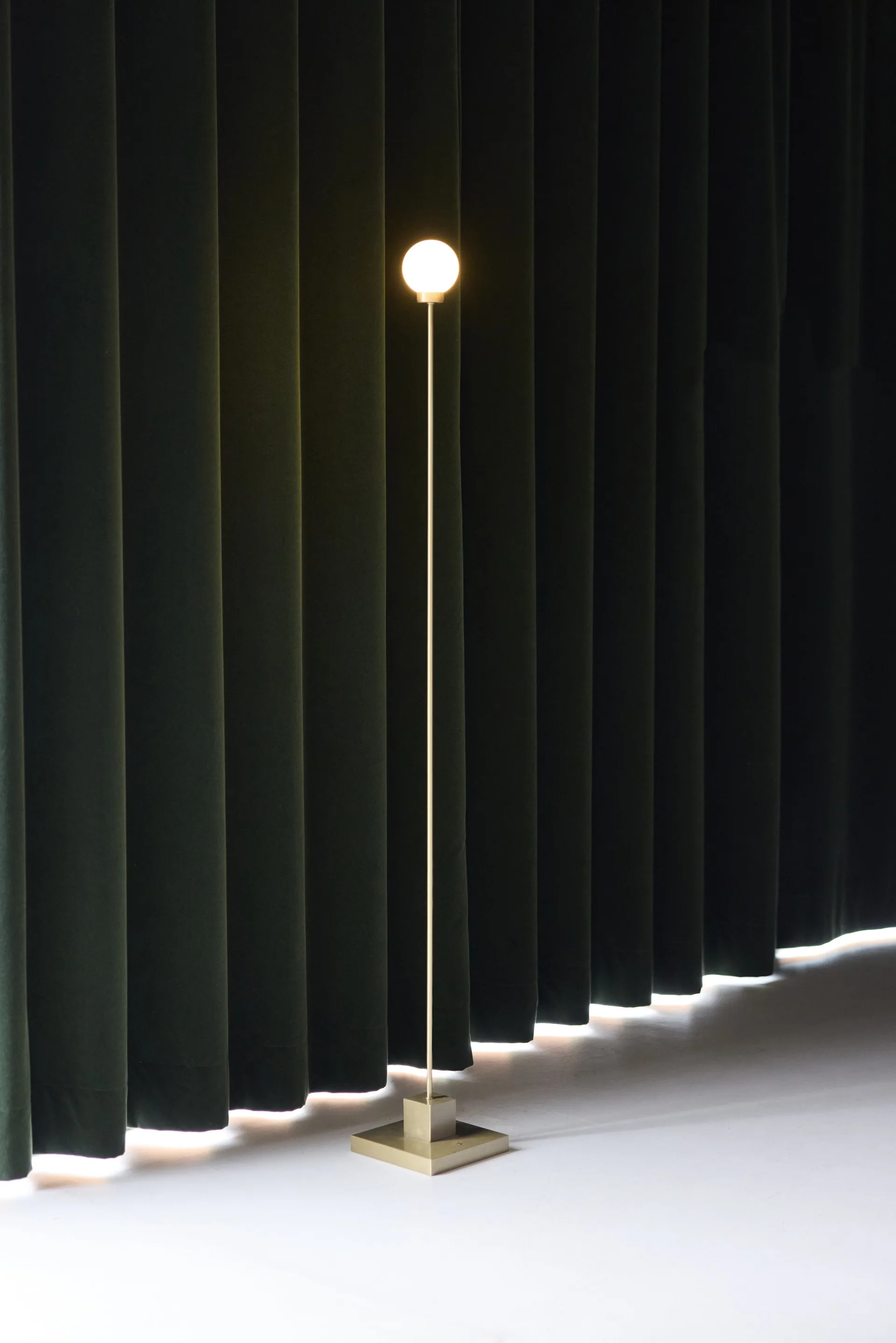 Lámpara de suelo portátil Snowball 122 cm, Latón Northern