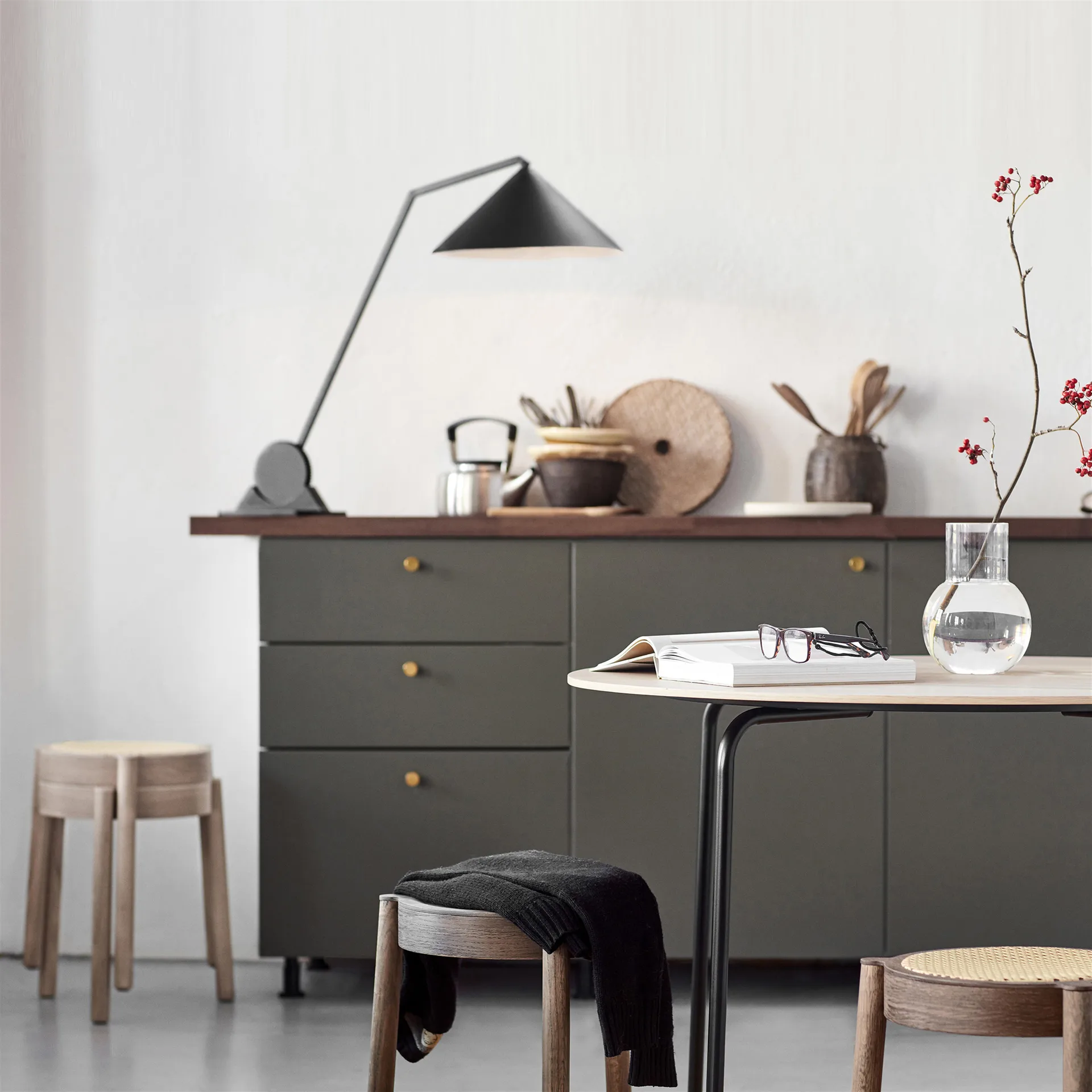 Taburete con asiento de ratán Pal, Roble claro Northern