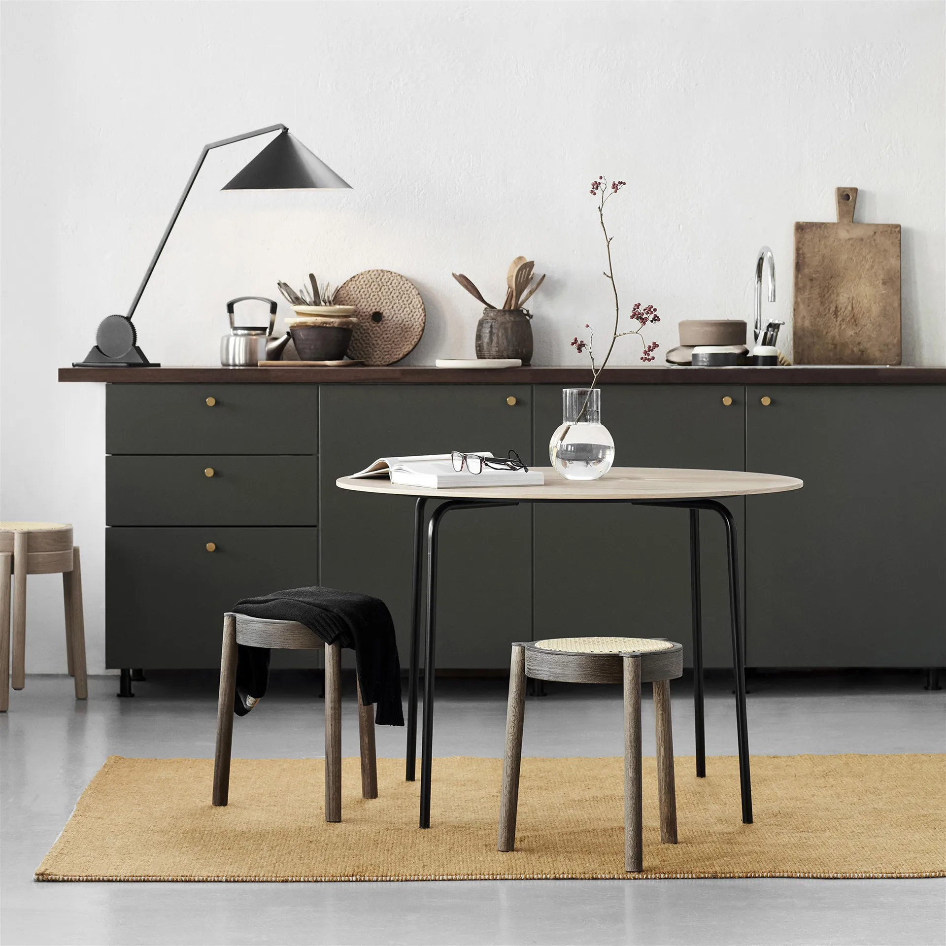 Taburete con asiento de ratán Pal, Roble claro Northern