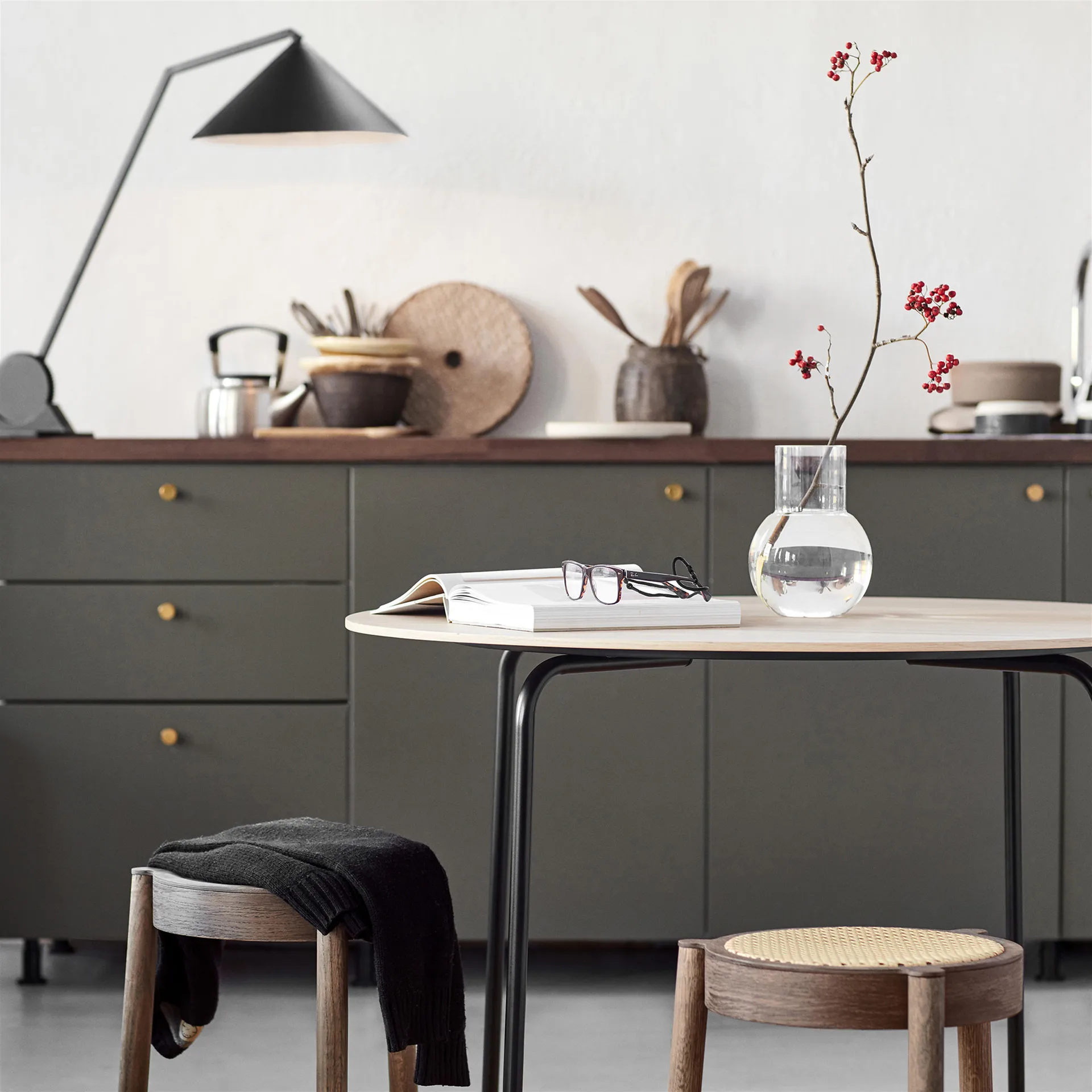 Taburete con asiento de ratán Pal, roble oscuro Northern