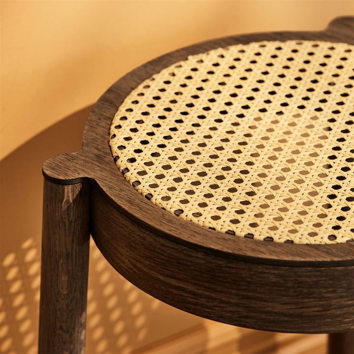 Taburete con asiento de ratán Pal, roble oscuro Northern