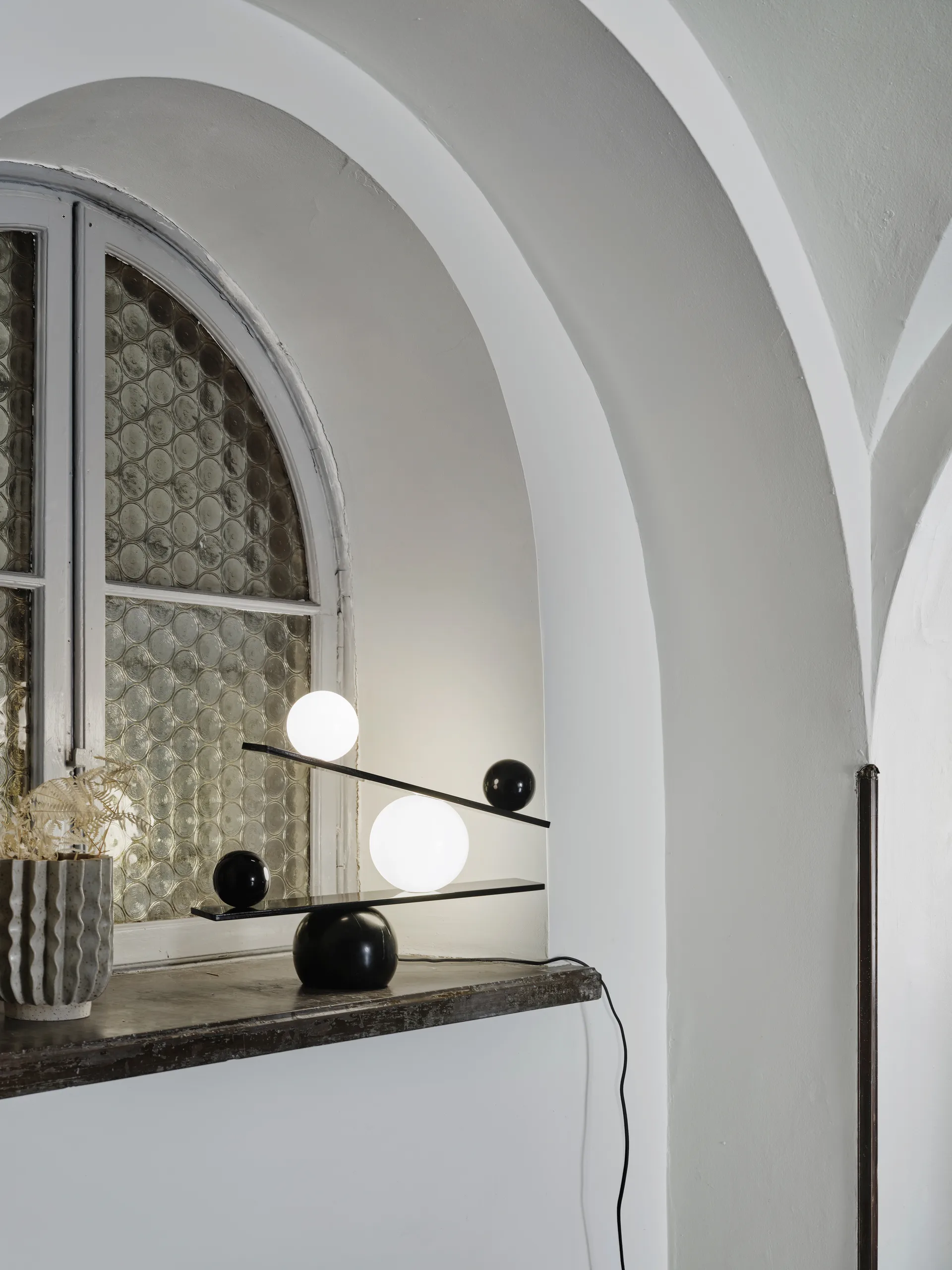 Lámpara de mesa Balance, Black Oblure