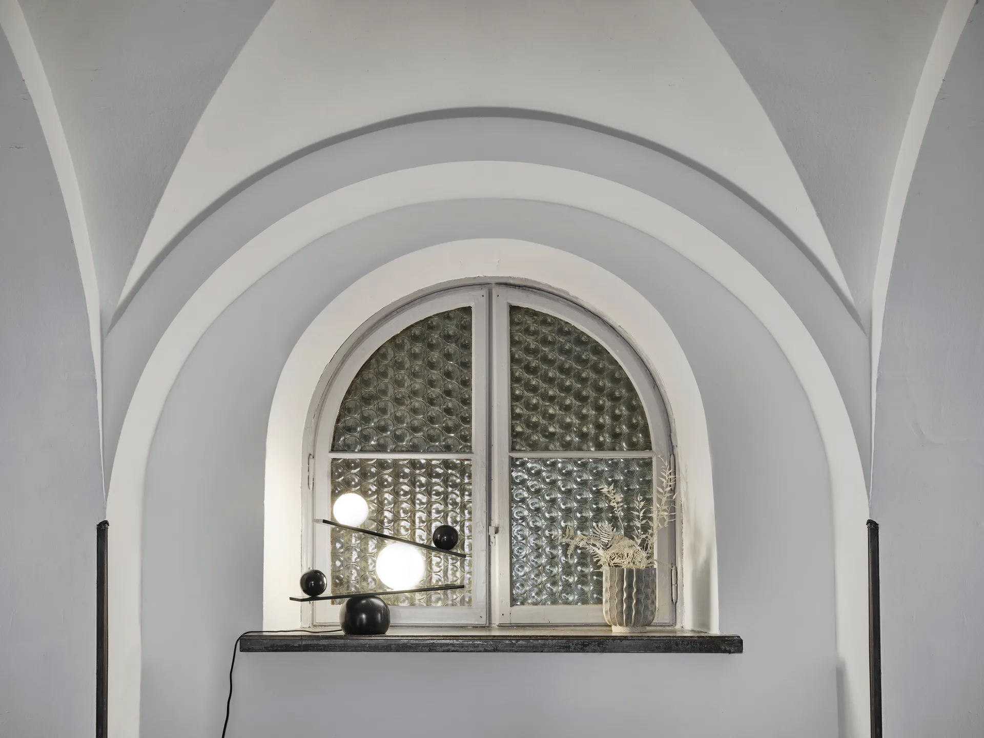 Lámpara de mesa Balance, Black Oblure