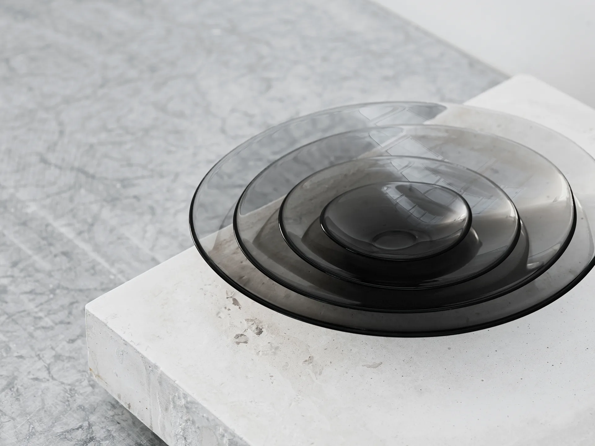 Plato Pond 13,7 cm, gris Orrefors