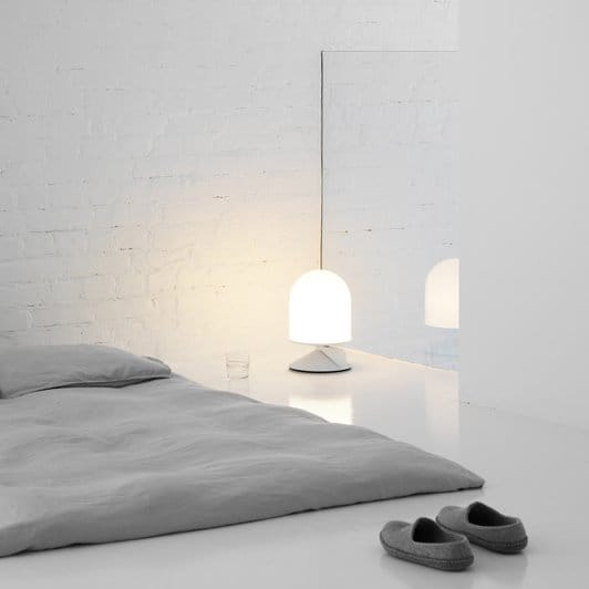Lámpara de mesa Vinge, estructura blanca con cable blanco Örsjö Belysning