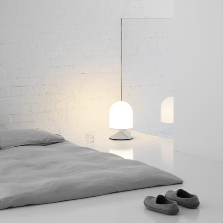 Lámpara de mesa Vinge, Serba, vidrio opal Örsjö Belysning