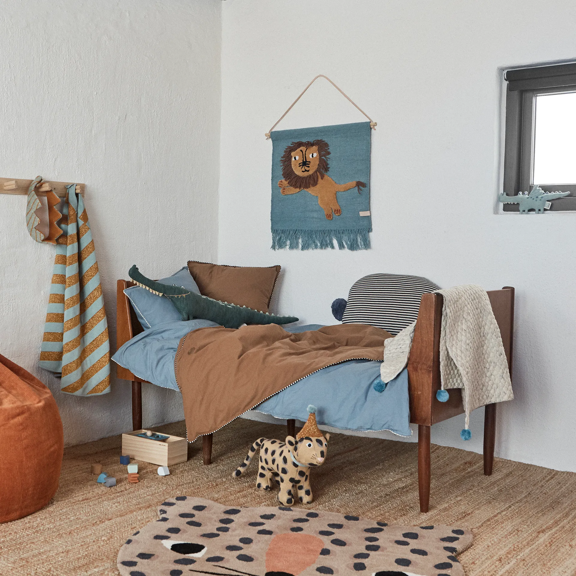 Adorno de pared Jumping Lion 52x55 cm, azul OYOY