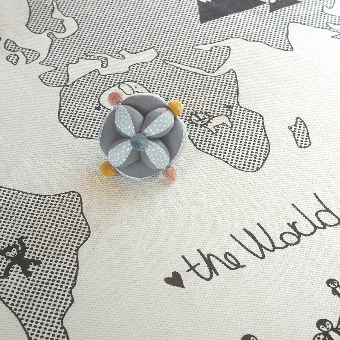 Alfombra infantil The World, beige-gris, Ø135 cm OYOY