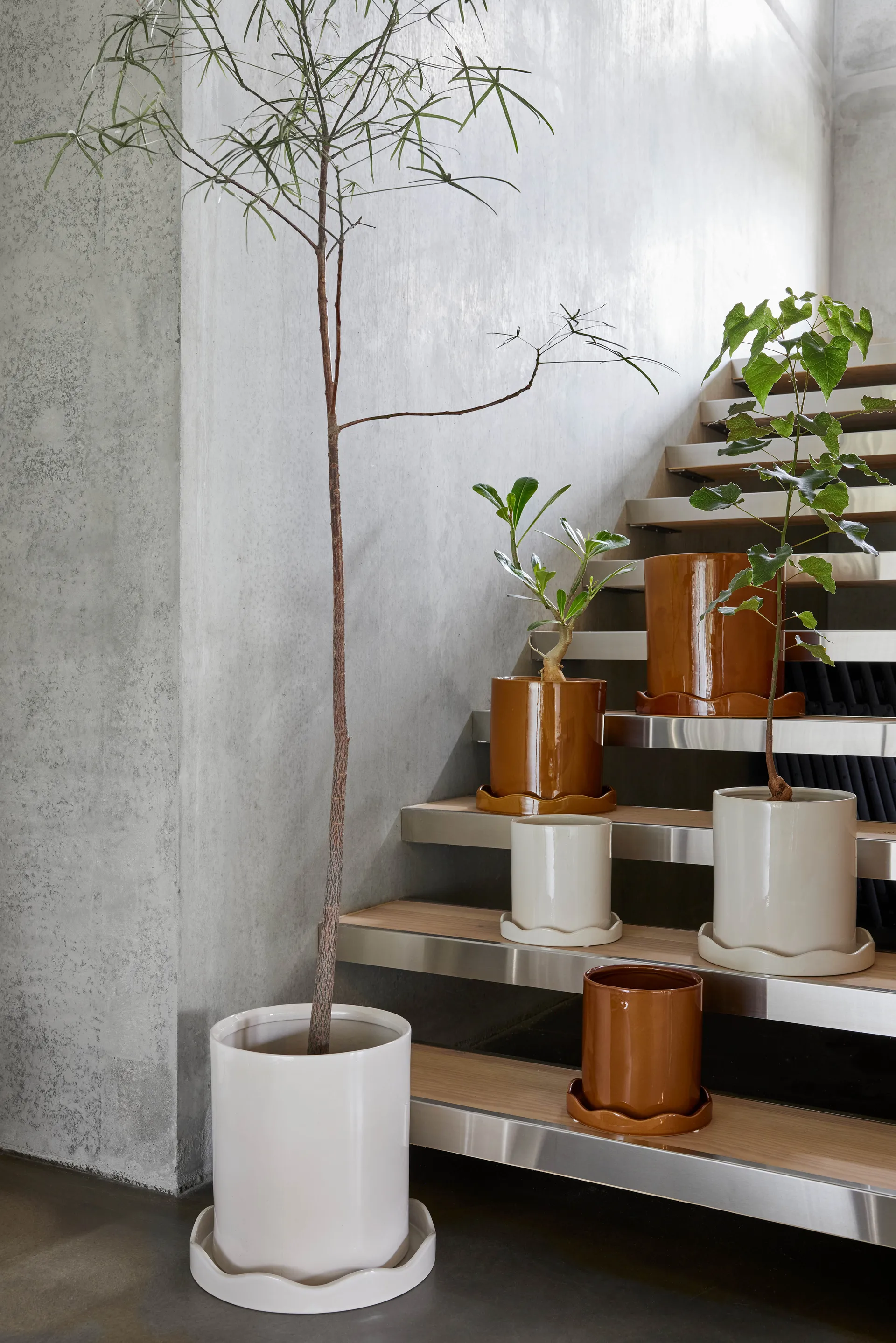 Maceta con base Nami medium Ø21,5 cm, White OYOY