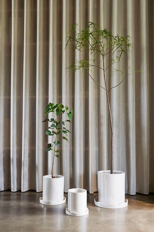 Maceta con base Nami small Ø16,5, White OYOY