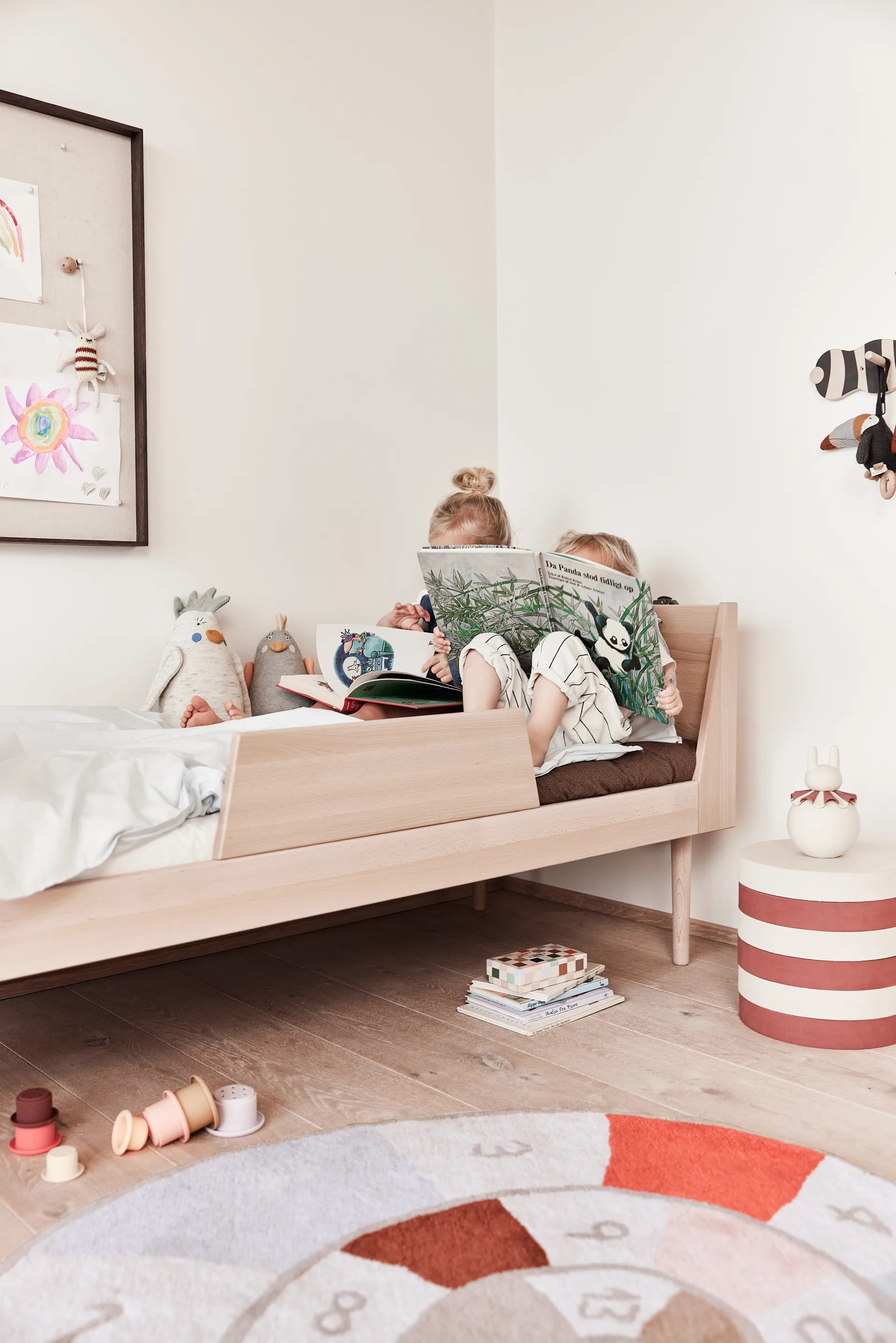 Taburete apilable Iro, Vanilla-nutmeg OYOY