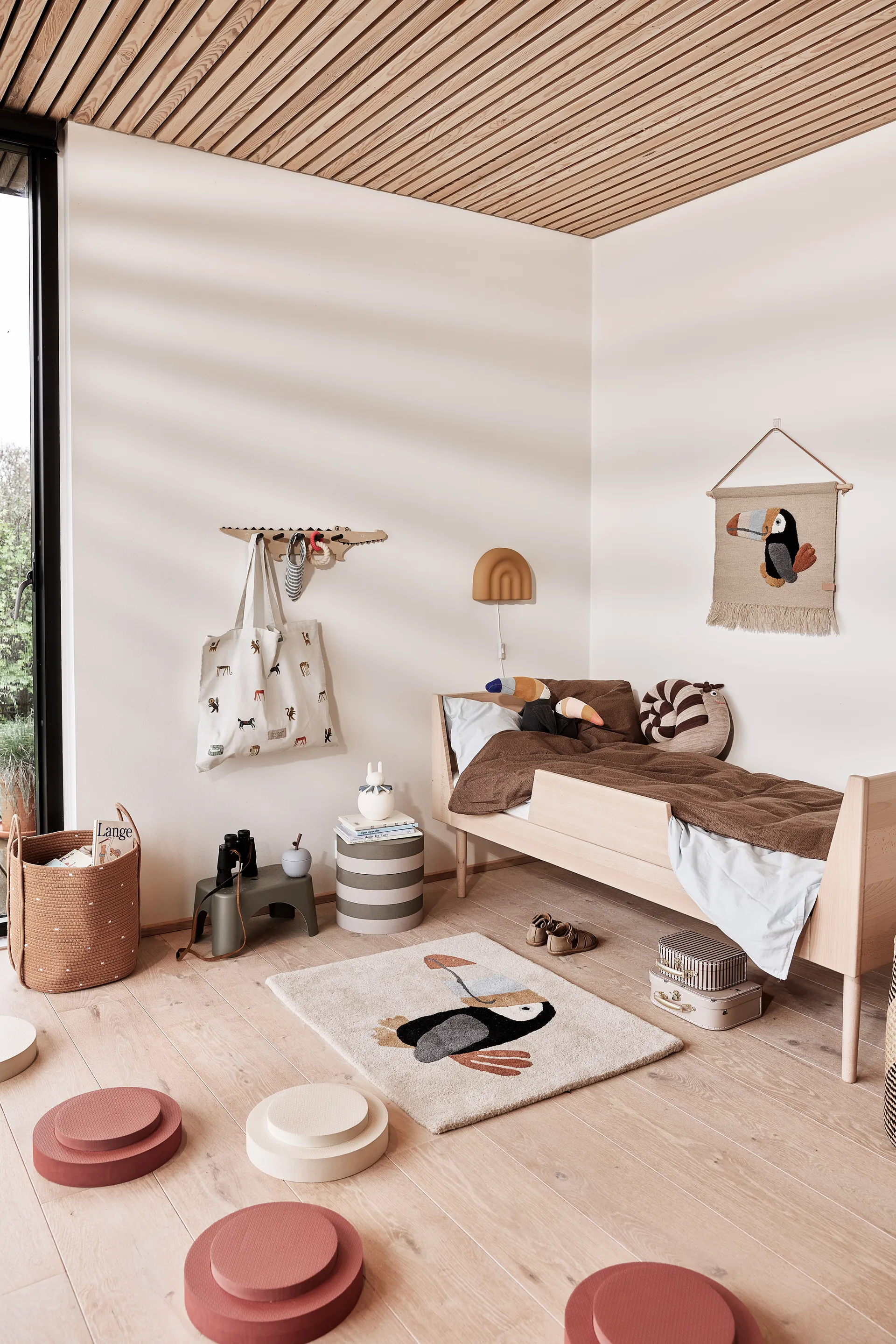 Taburete apilable Iro, Vanilla-nutmeg OYOY