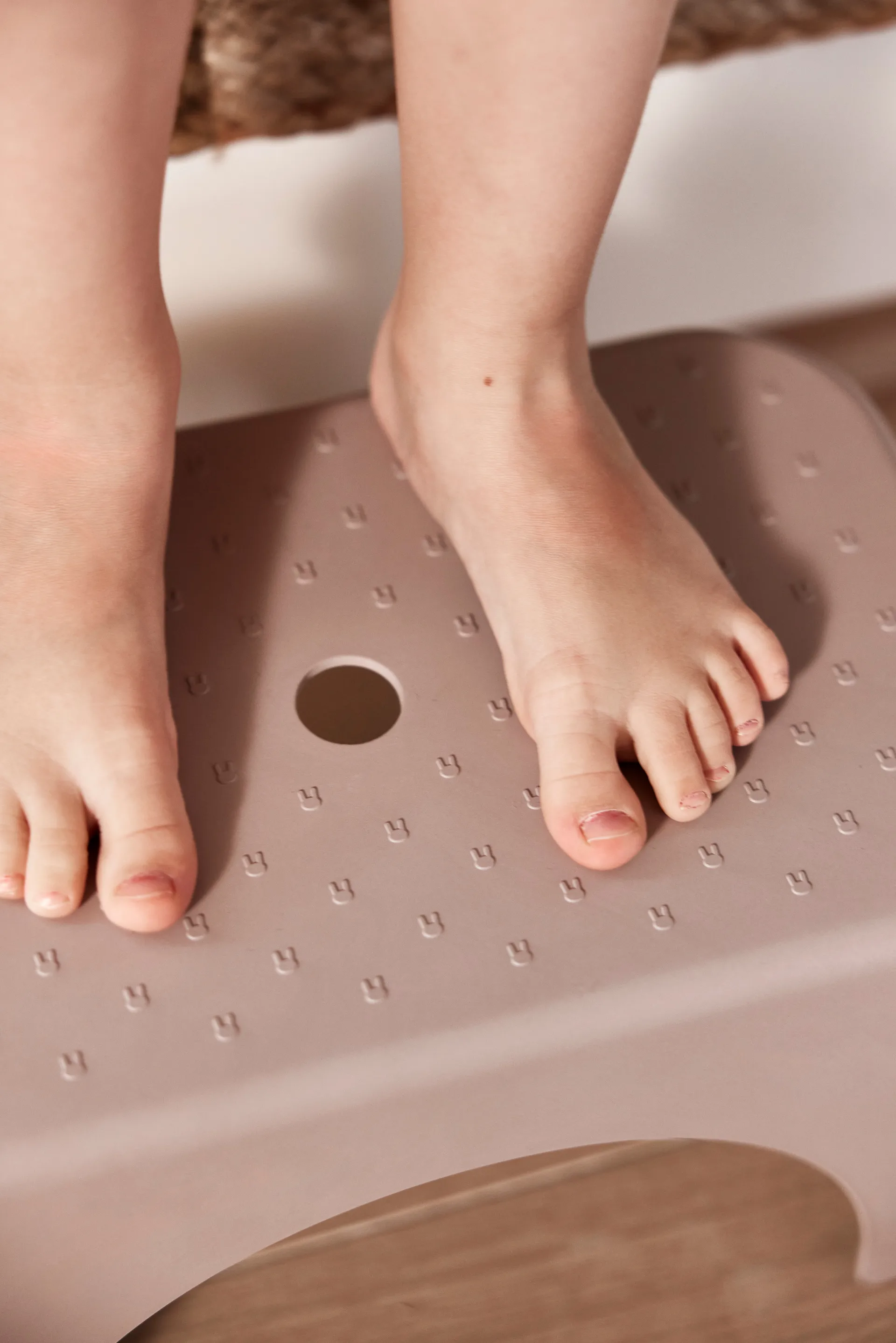 Taburete Rabbit Alt. 18 cm, Clay OYOY