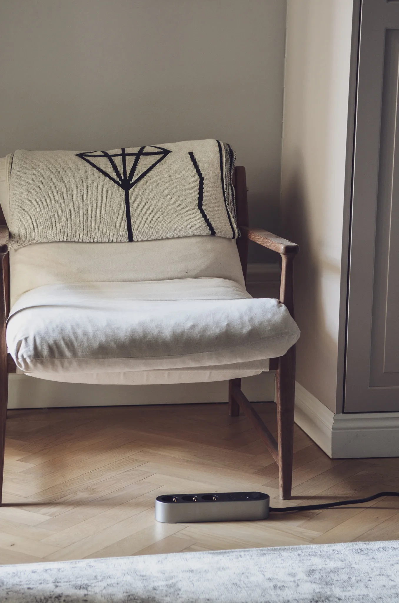 Regleta Edgar Power Bar, Satin aluminium palett3