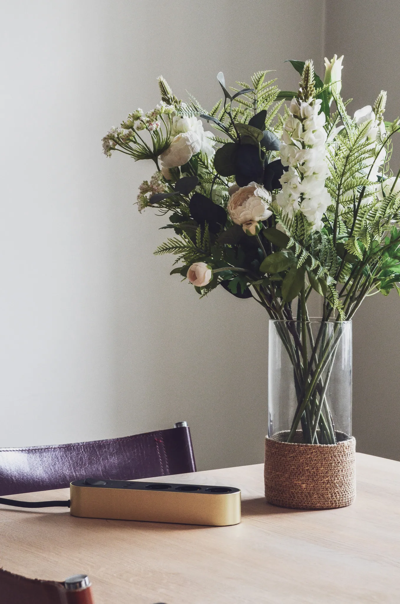 Regleta Edgar Power Bar, Satin brass palett3