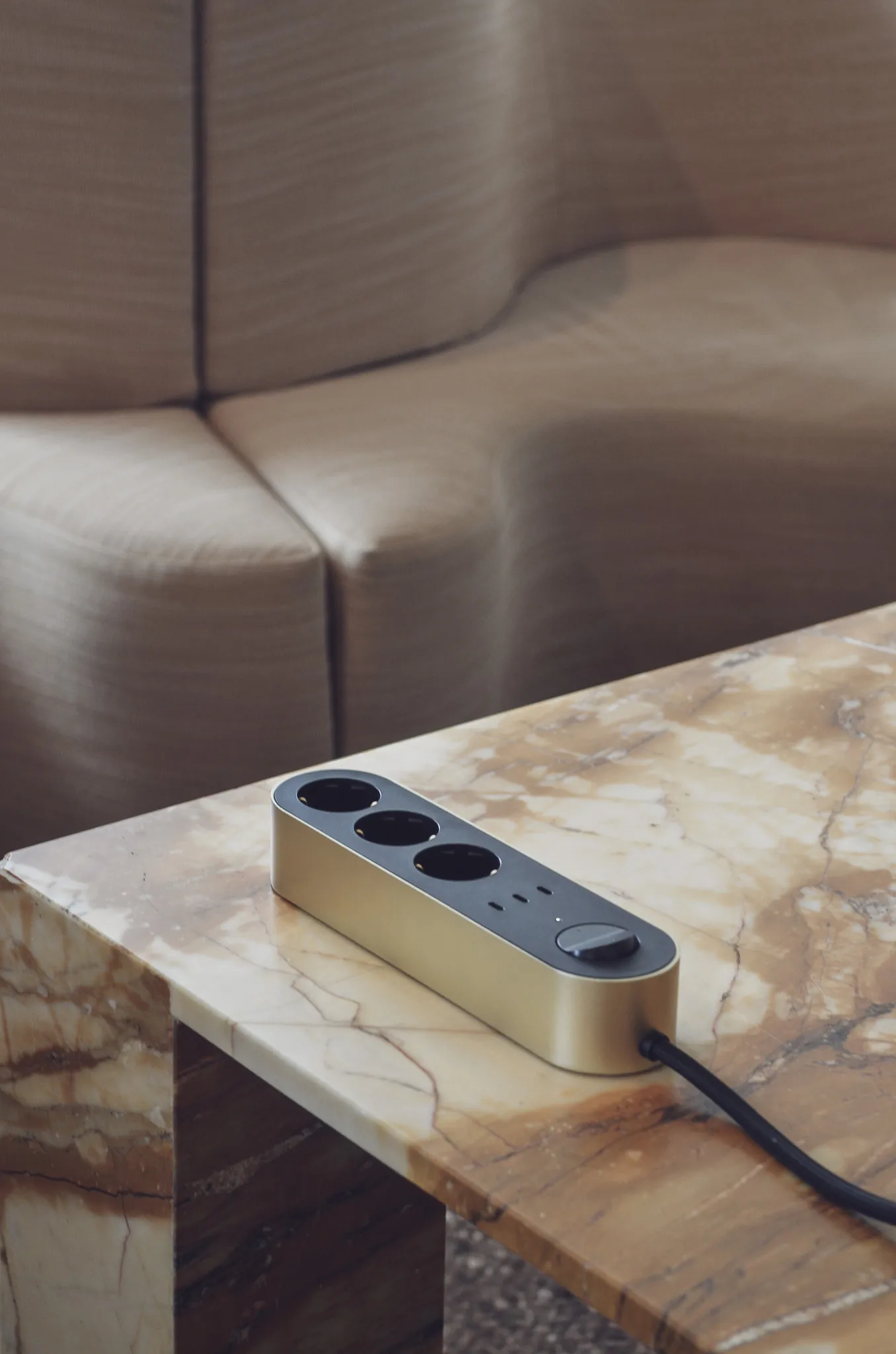 Regleta Edgar Power Bar, Satin brass palett3