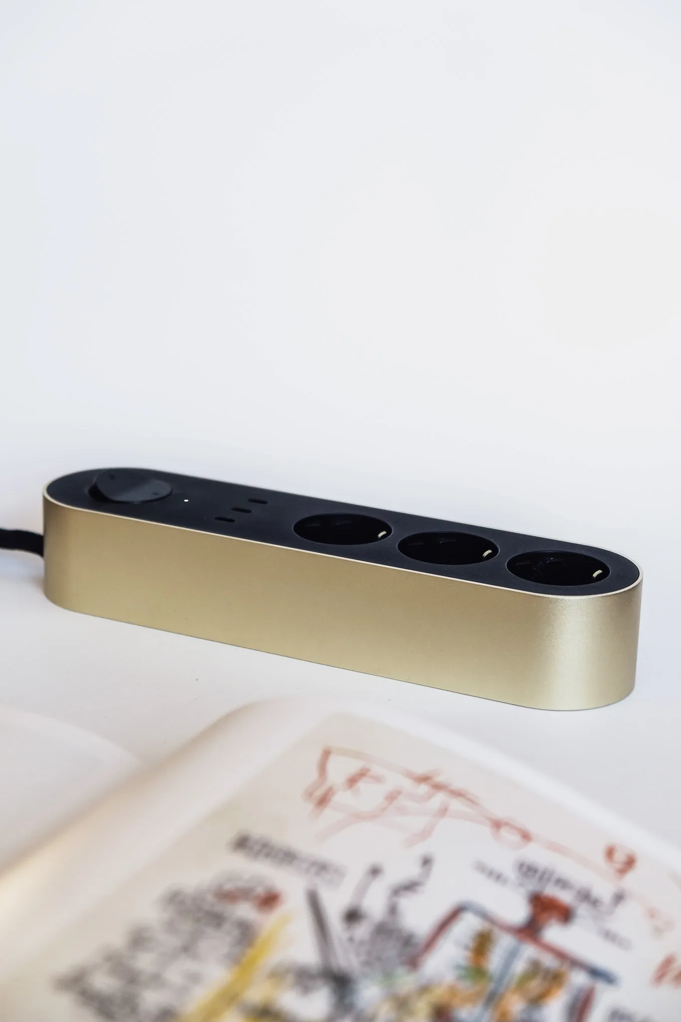 Regleta Edgar Power Bar, Satin brass Palette