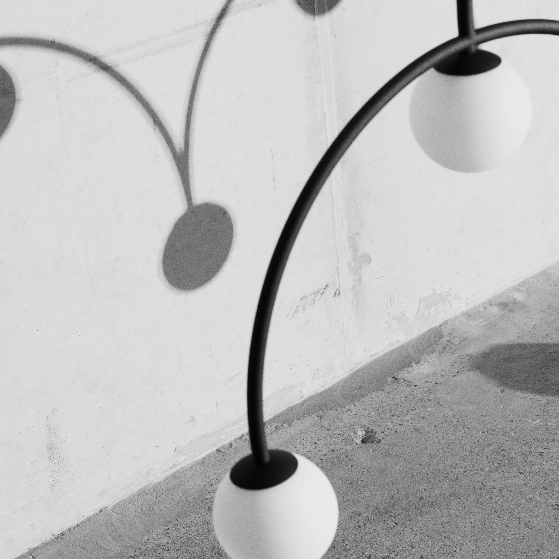 Lámpara de techo Bounce 116, negro-vidrio opal Pholc