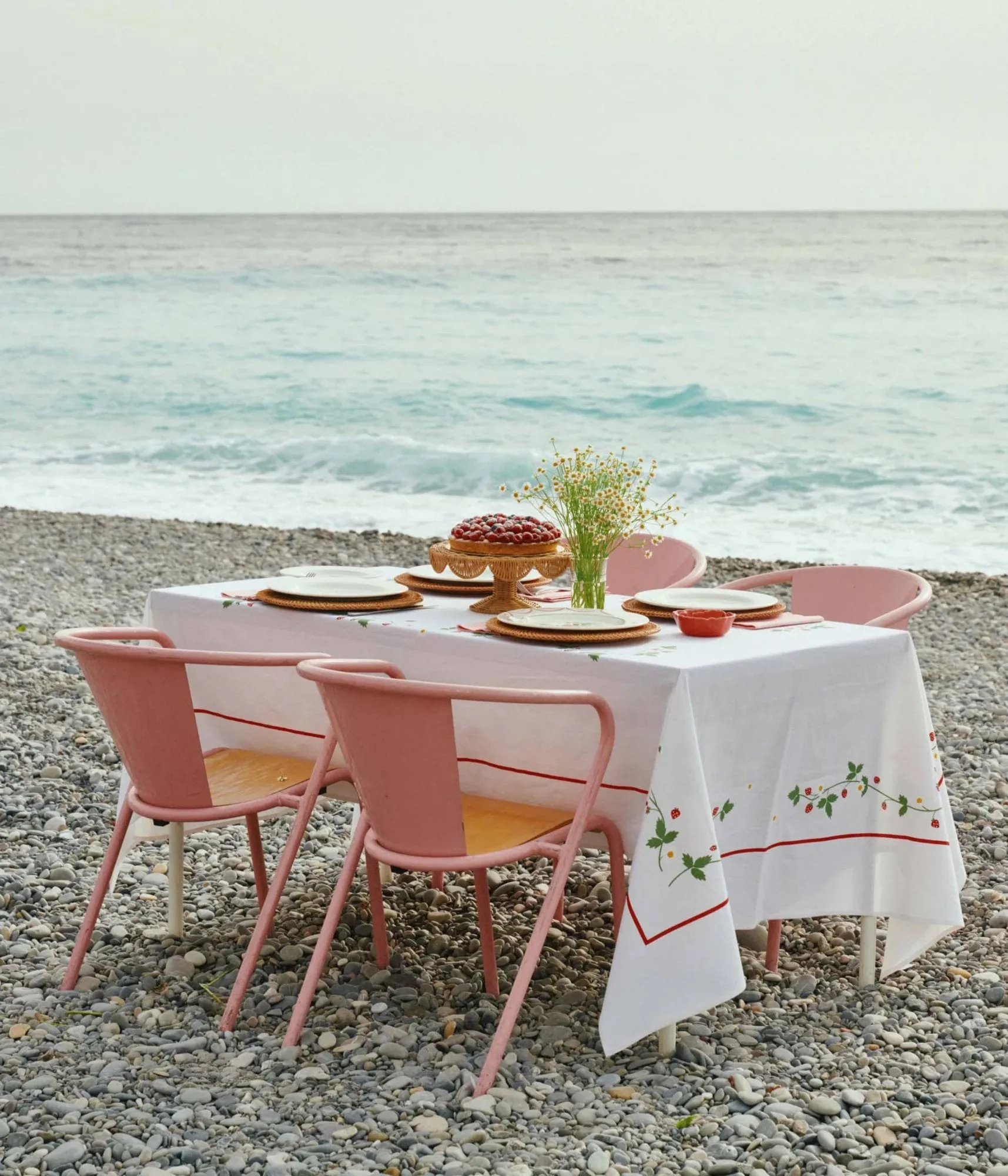 Wild Strawberry mantel de mesa, Red, 350x150 cm Pick a Poppy