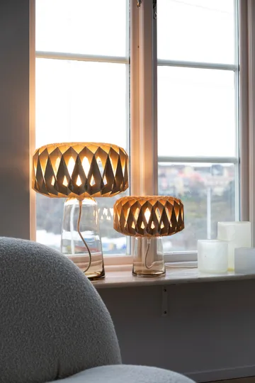 Lámpara de mesa Signature 25 - Amber-abedul, Ø28×34 cm - Pilke