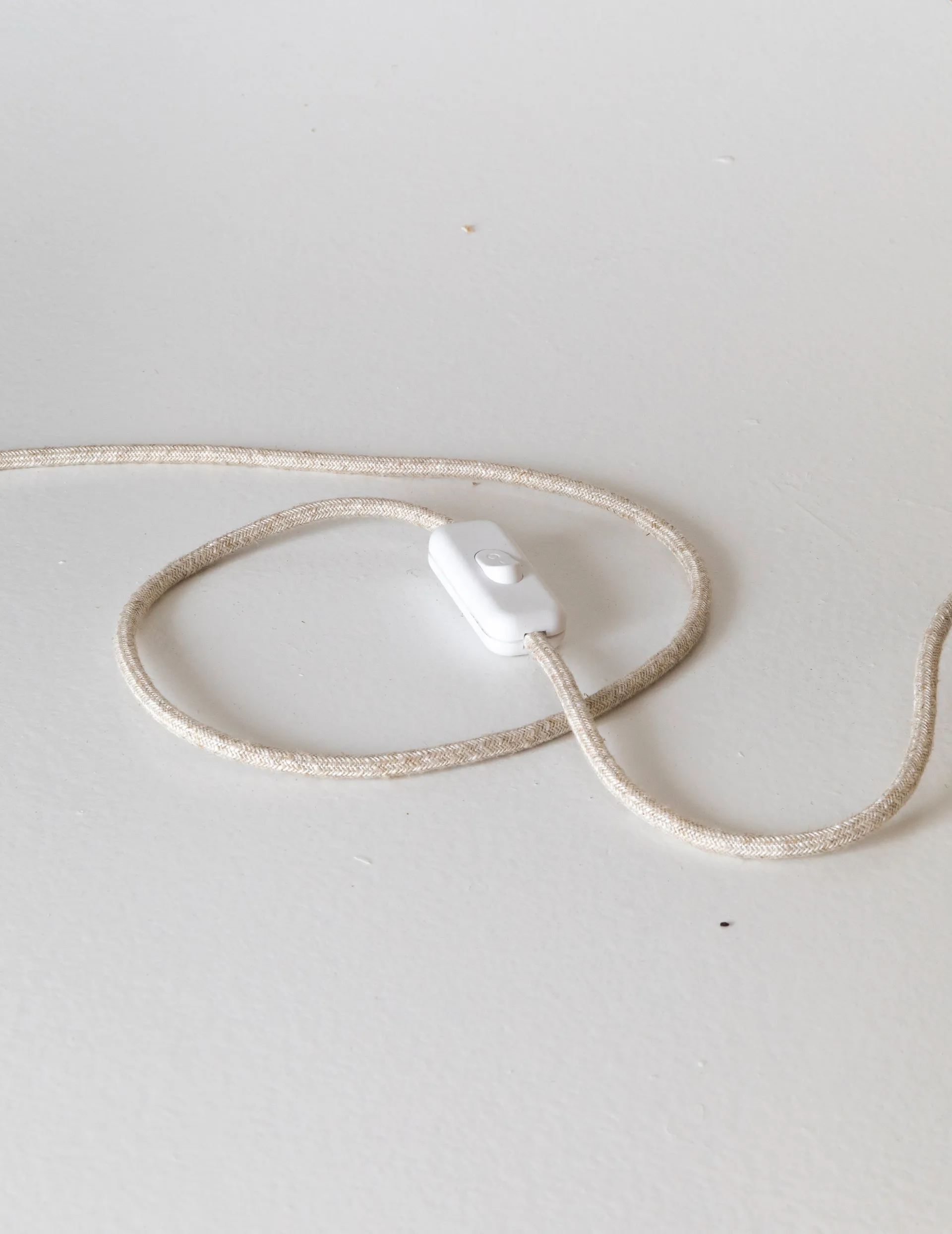 Lámpara de mesa Signature 25, Amber-abedul, Ø28×34 cm Pilke