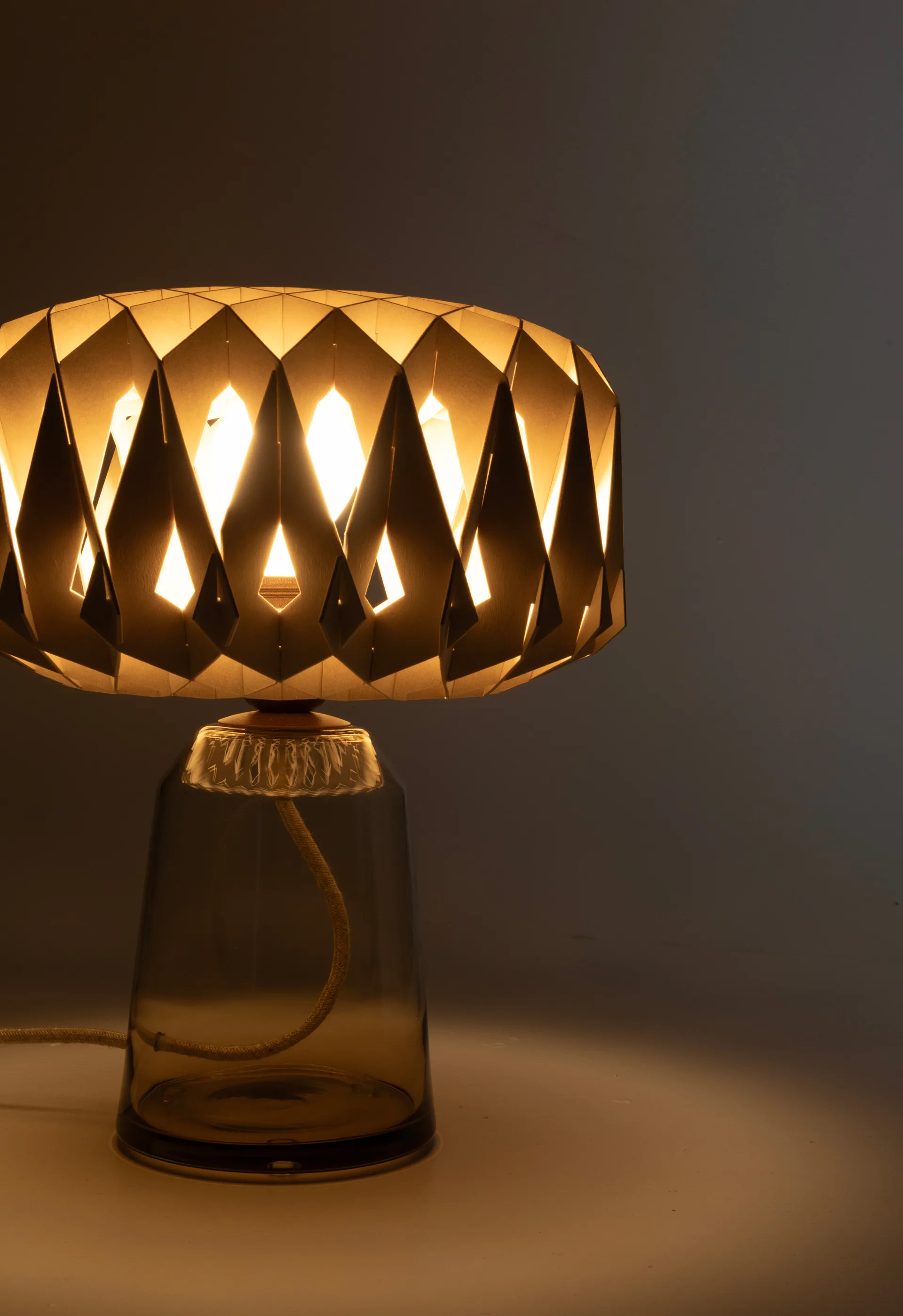 Lámpara de mesa Signature 25, Amber-abedul, Ø28×34 cm Pilke