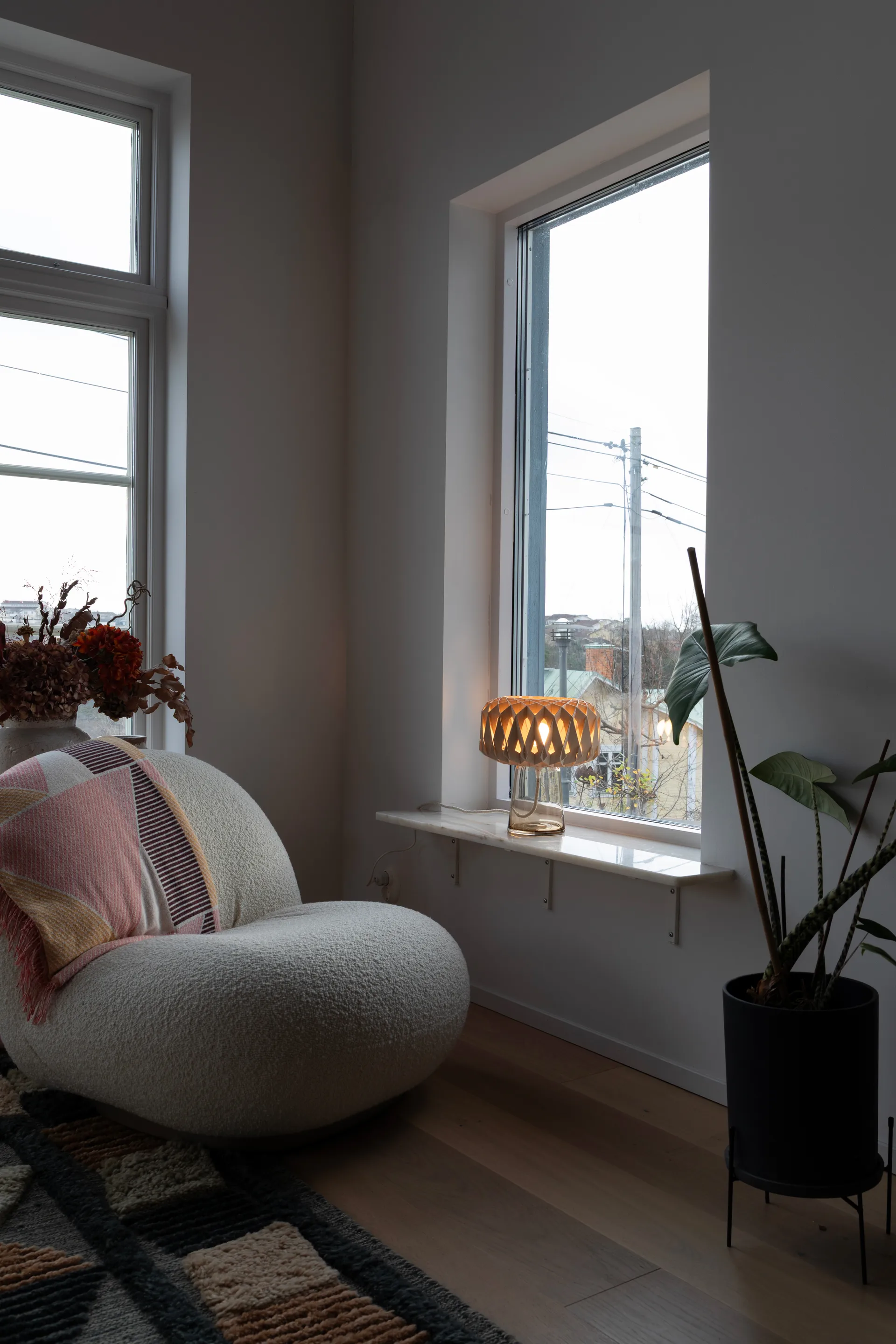 Lámpara de mesa Signature 25, Amber-abedul, Ø28×34 cm Pilke