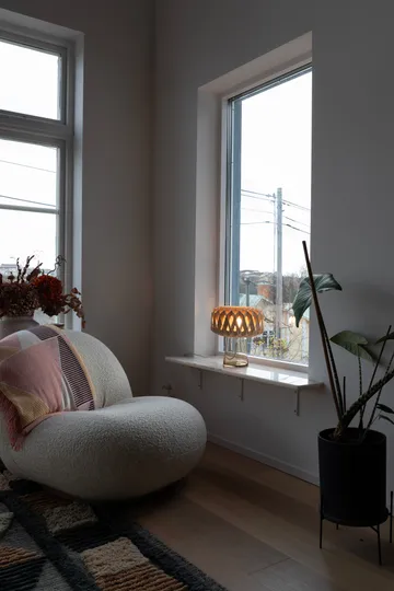 Lámpara de mesa Signature 25 - Amber-abedul, Ø28×34 cm - Pilke