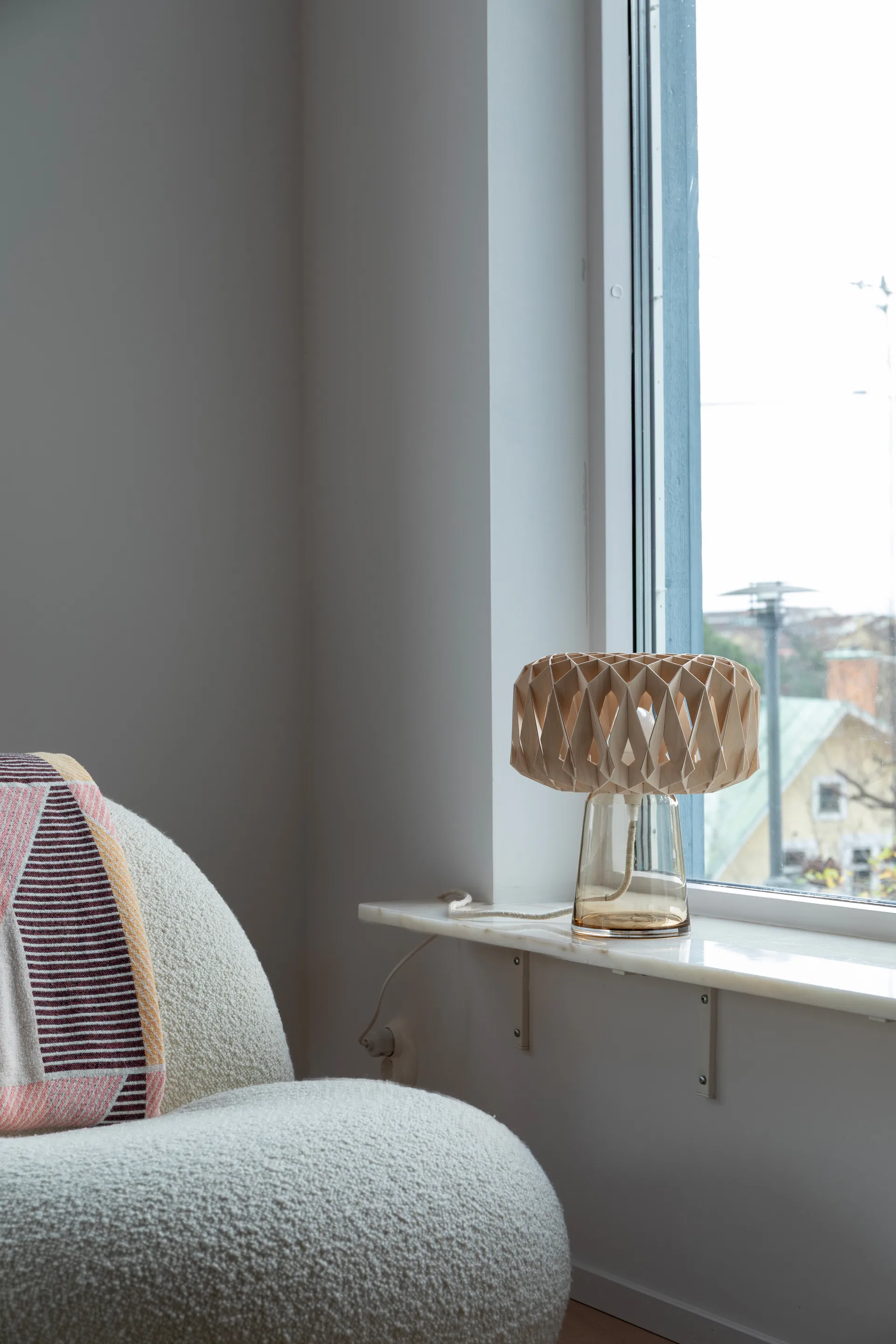 Lámpara de mesa Signature 25, Amber-abedul, Ø28×34 cm Pilke