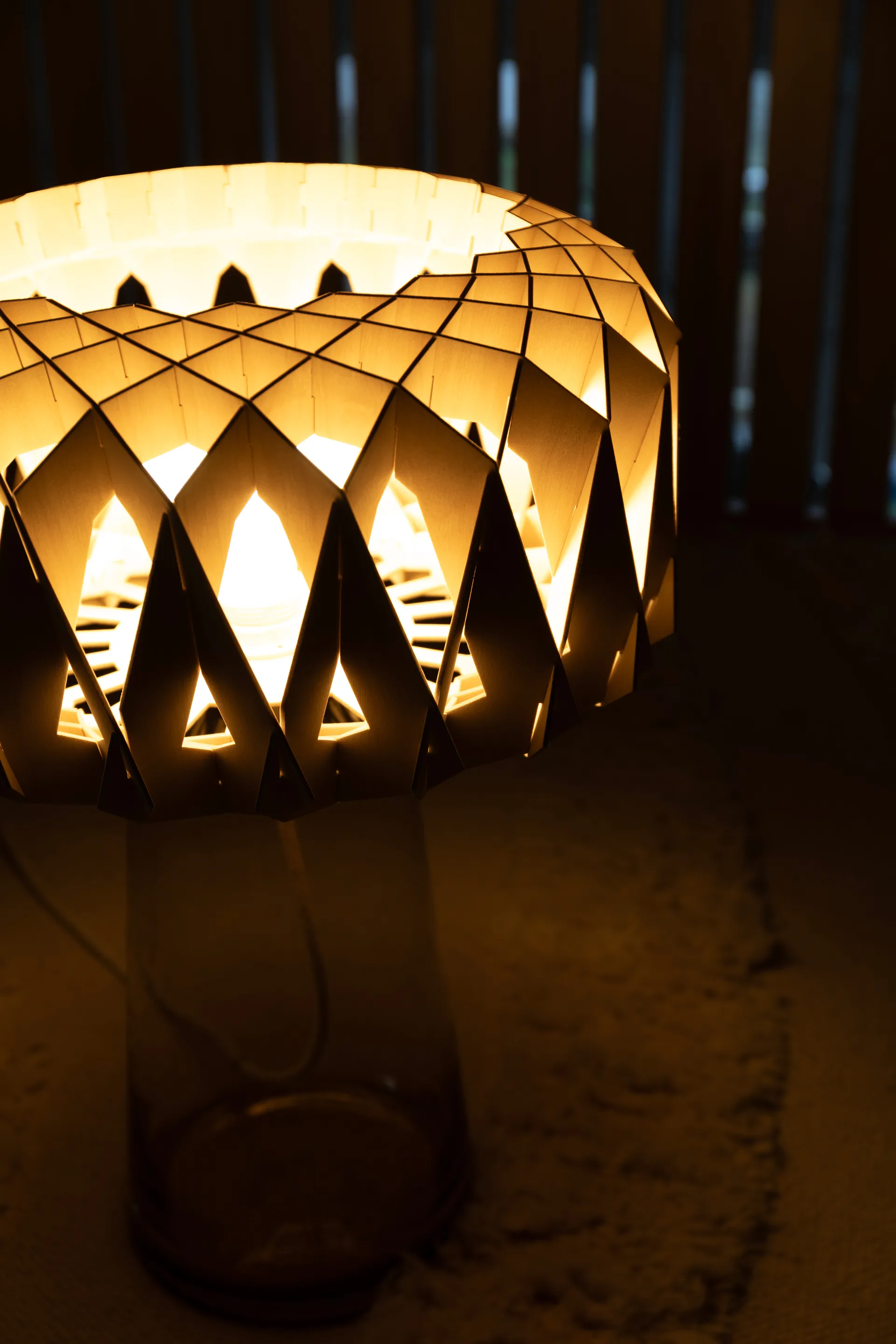 Lámpara de mesa Signature 35, Amber-abedul, Ø36,5 x 53 cm Pilke