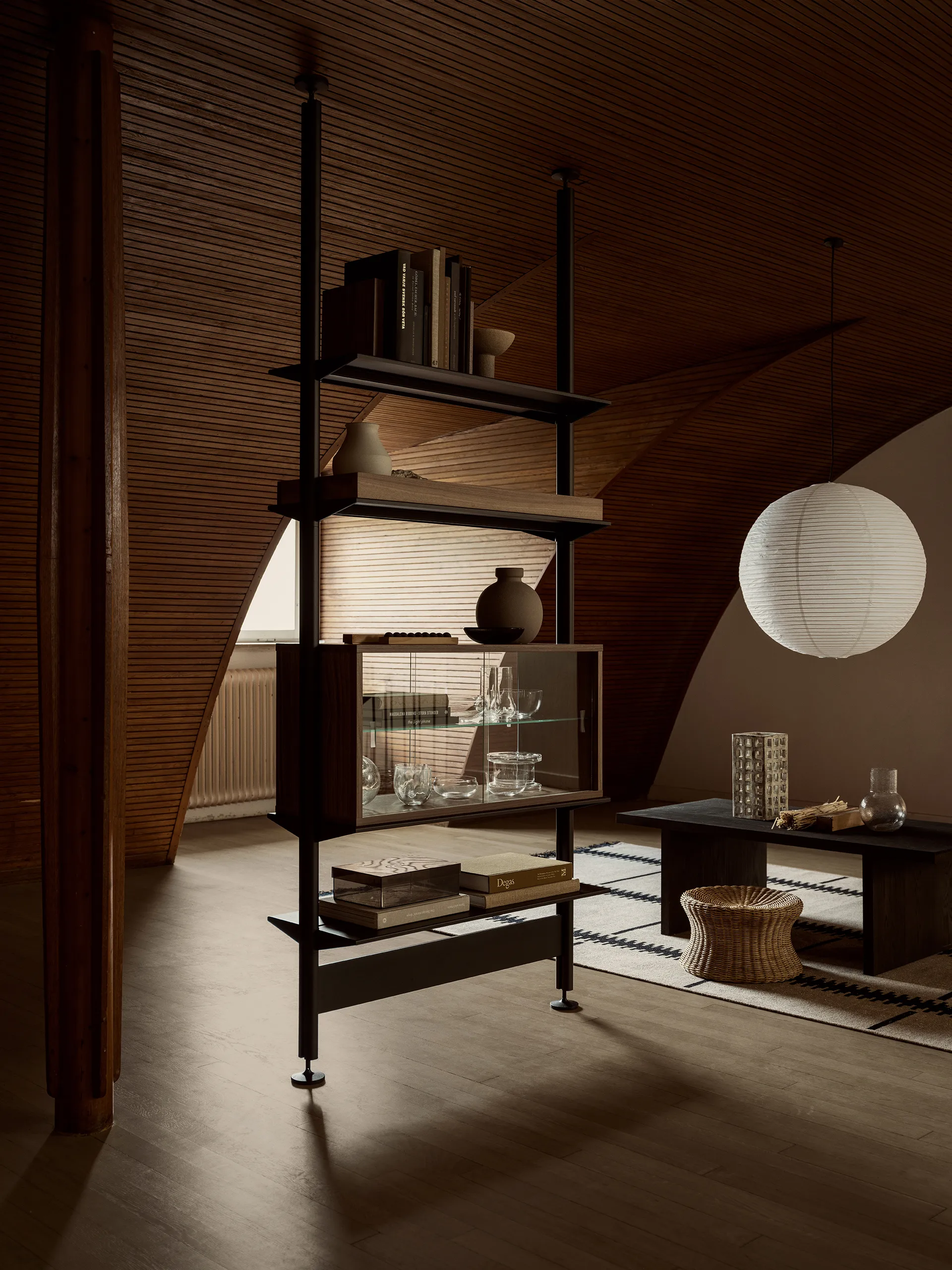 Vitrina Pira , Nogal-cristal transparente, 70x31 cm, respaldo de vidrio Pira