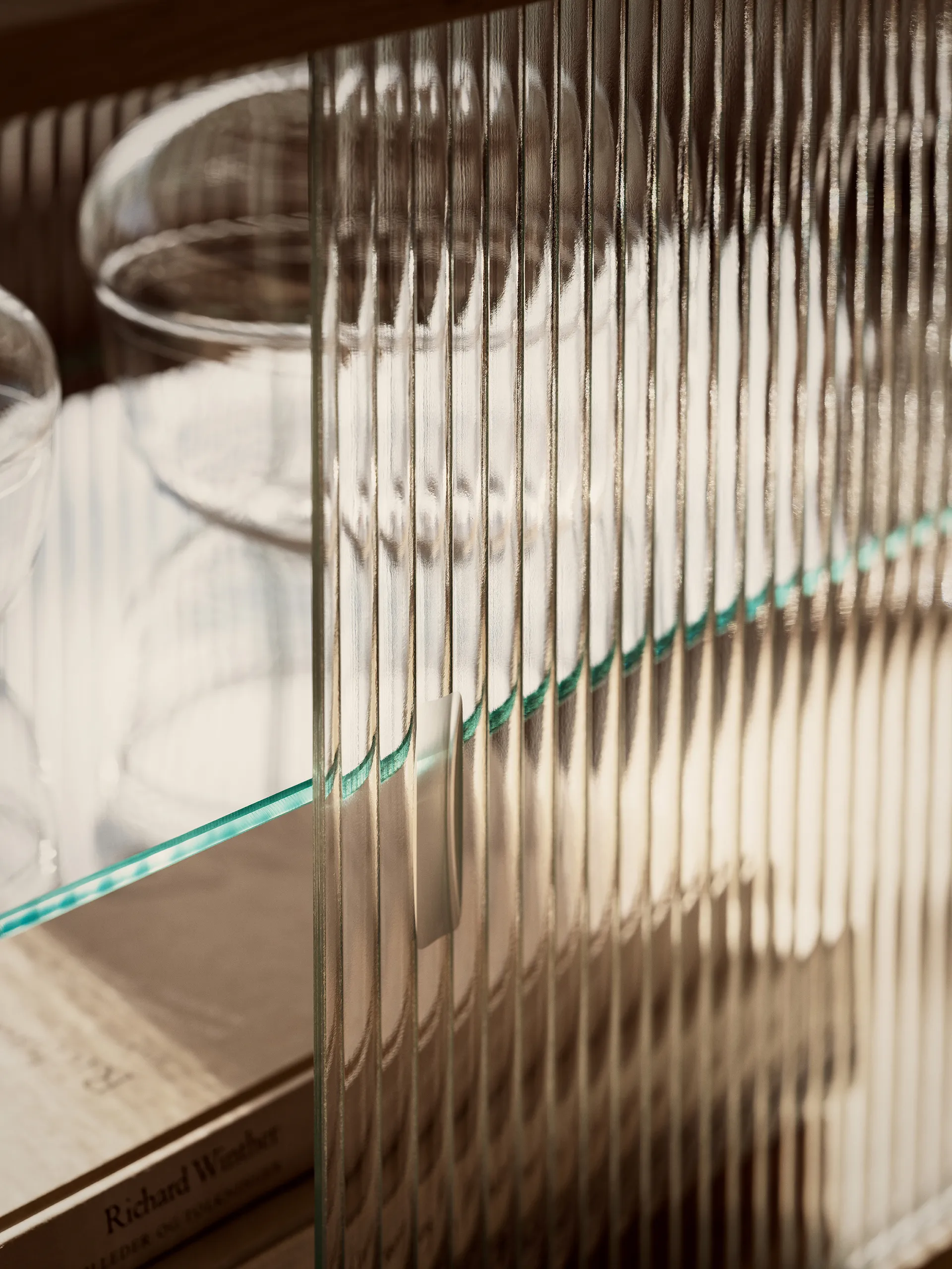 Vitrina Pira , Nogal–cristal acanalado, 70x31 cm, 4 puertas Pira