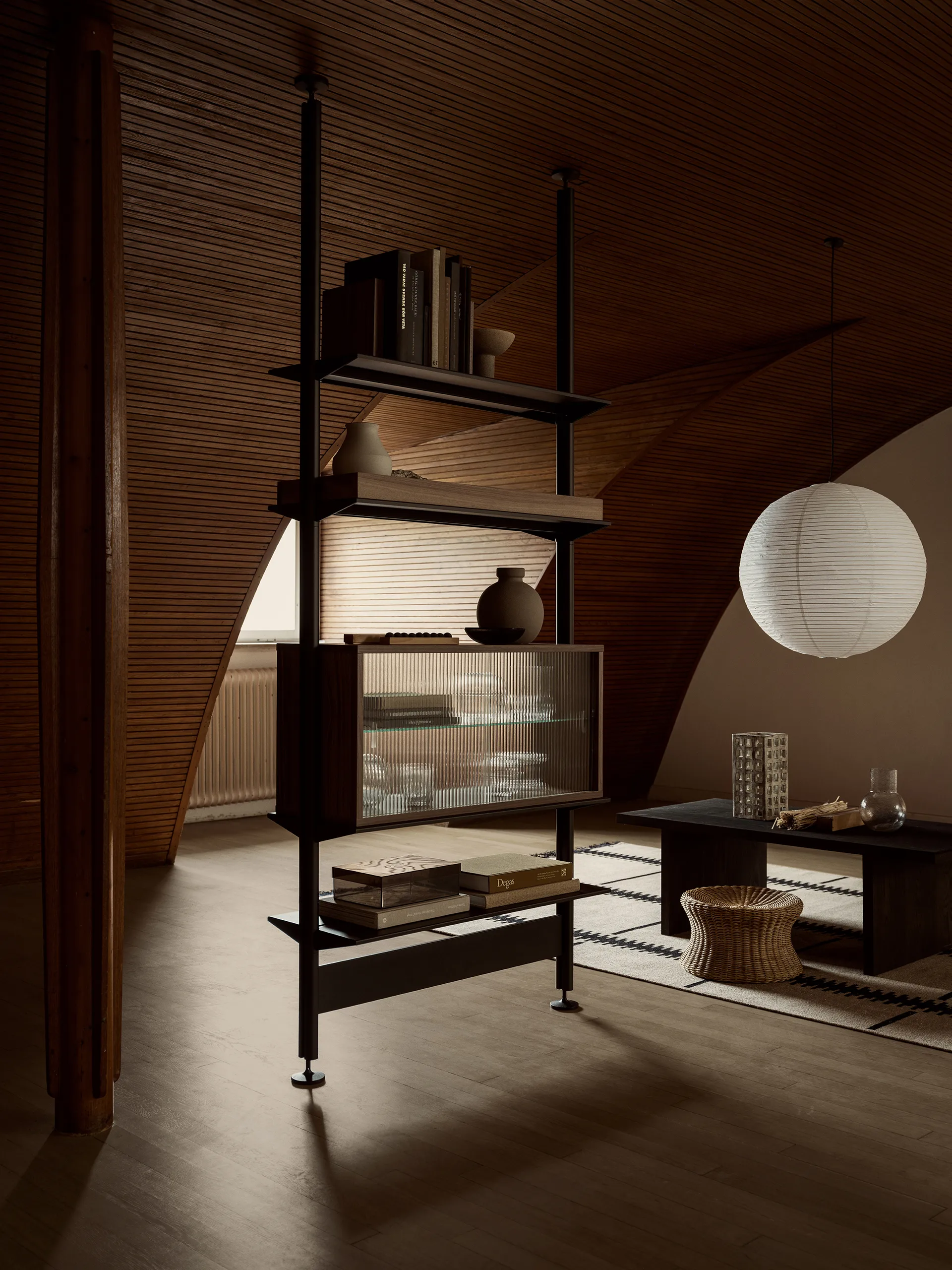 Vitrina Pira , Nogal–cristal acanalado, 70x31 cm, 4 puertas Pira