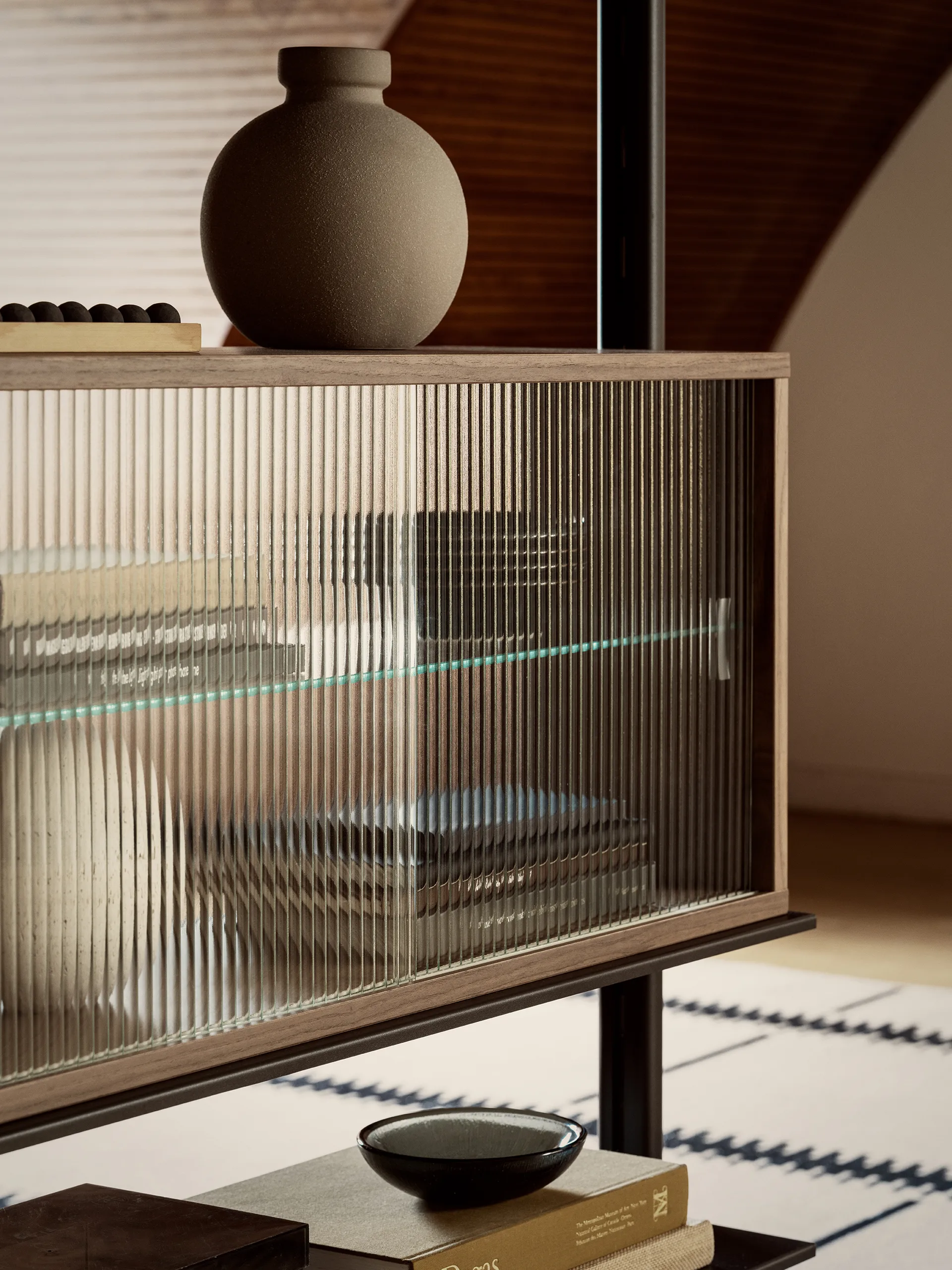 Vitrina Pira , Nogal–cristal estriado, 90x31 cm, 4 puertas Pira