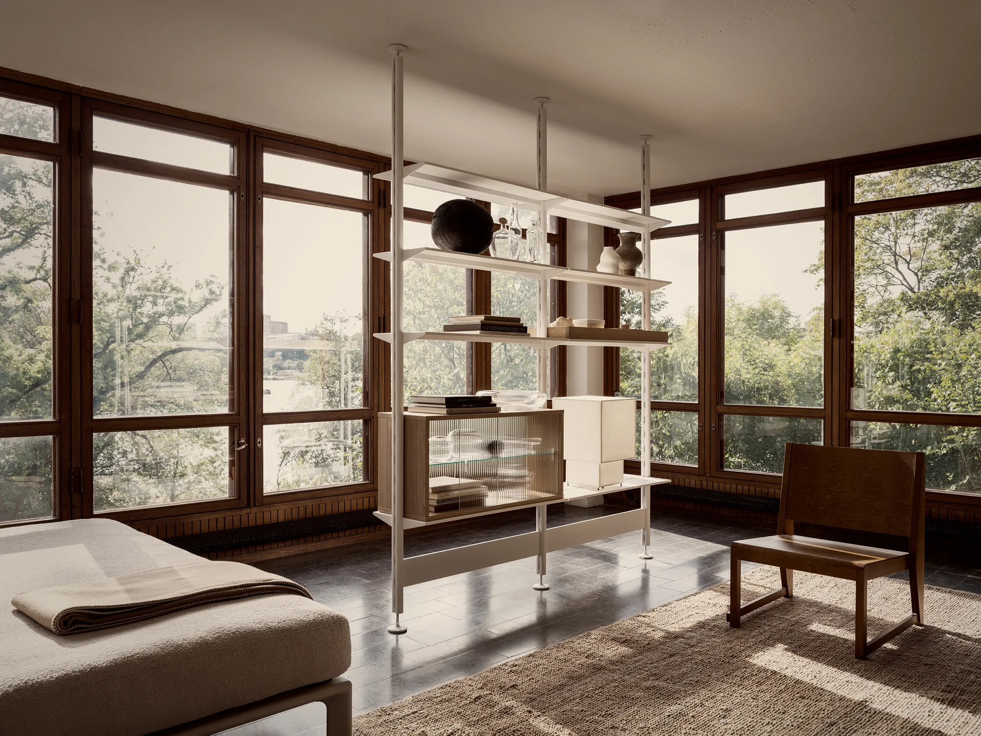 Vitrina Pira , Roble blanqueado, vidrio acanalado, 90x31 cm, respaldo de vidrio Pira