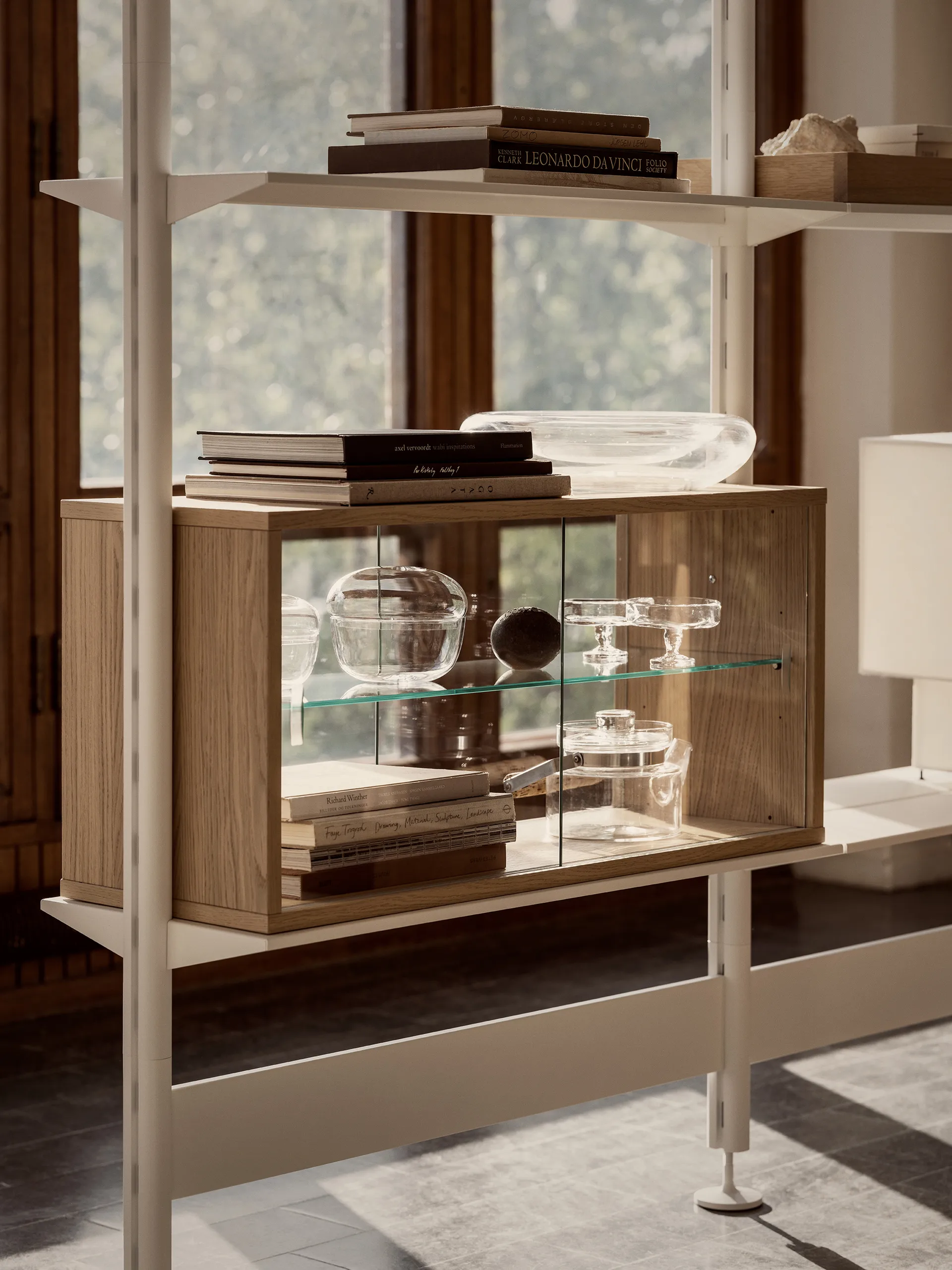 Vitrina Pira , Roble blanqueado-vidrio transparente, 90x31 cm, respaldo de vidrio Pira