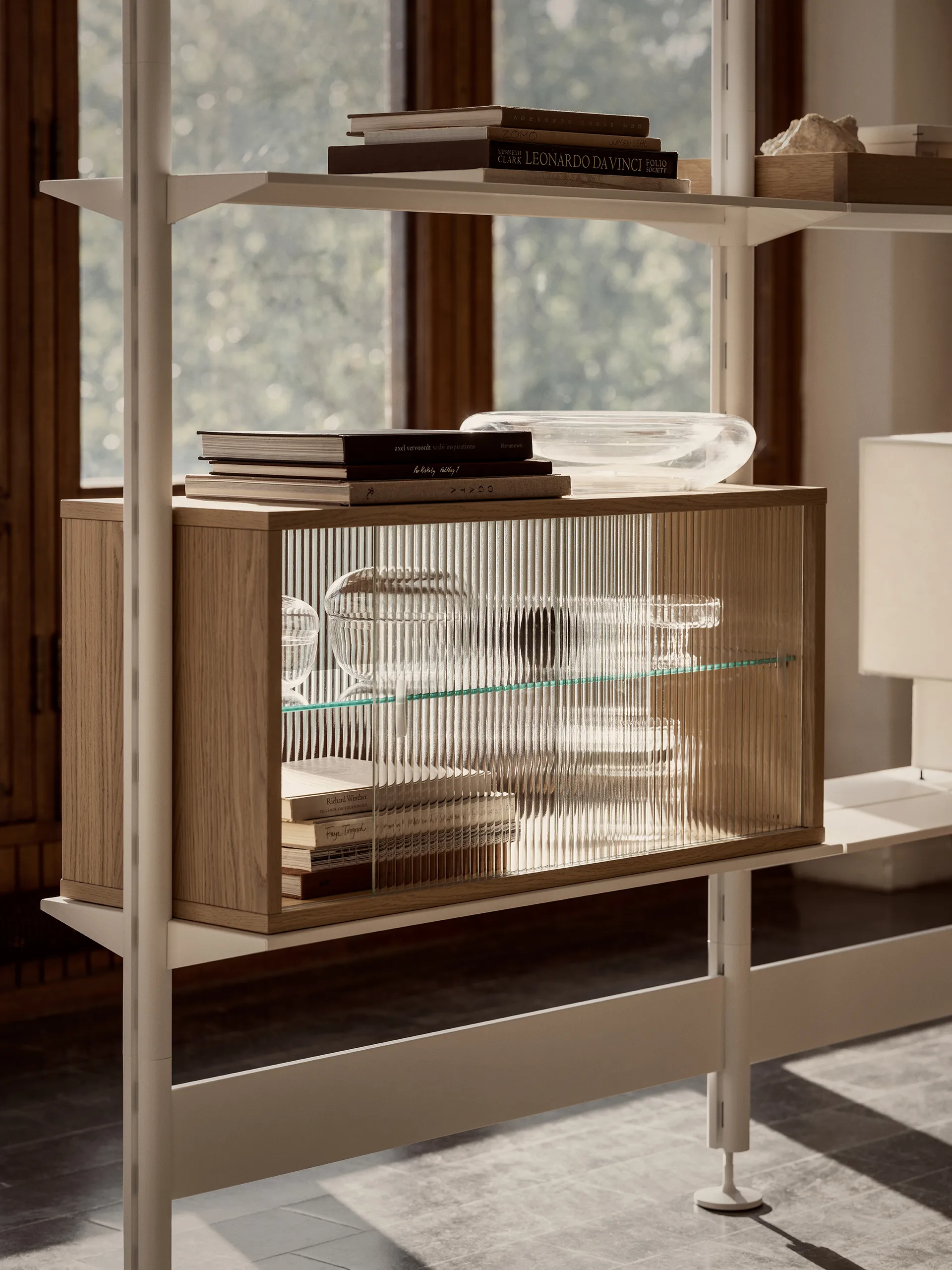 Vitrina Pira , Roble blanqueado y vidrio acanalado, 90x31 cm, 4 puertas Pira