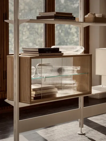 Vitrina Pira  - Roble blanqueado–vidrio estriado, 70x31 cm, 4 puertas - Pira