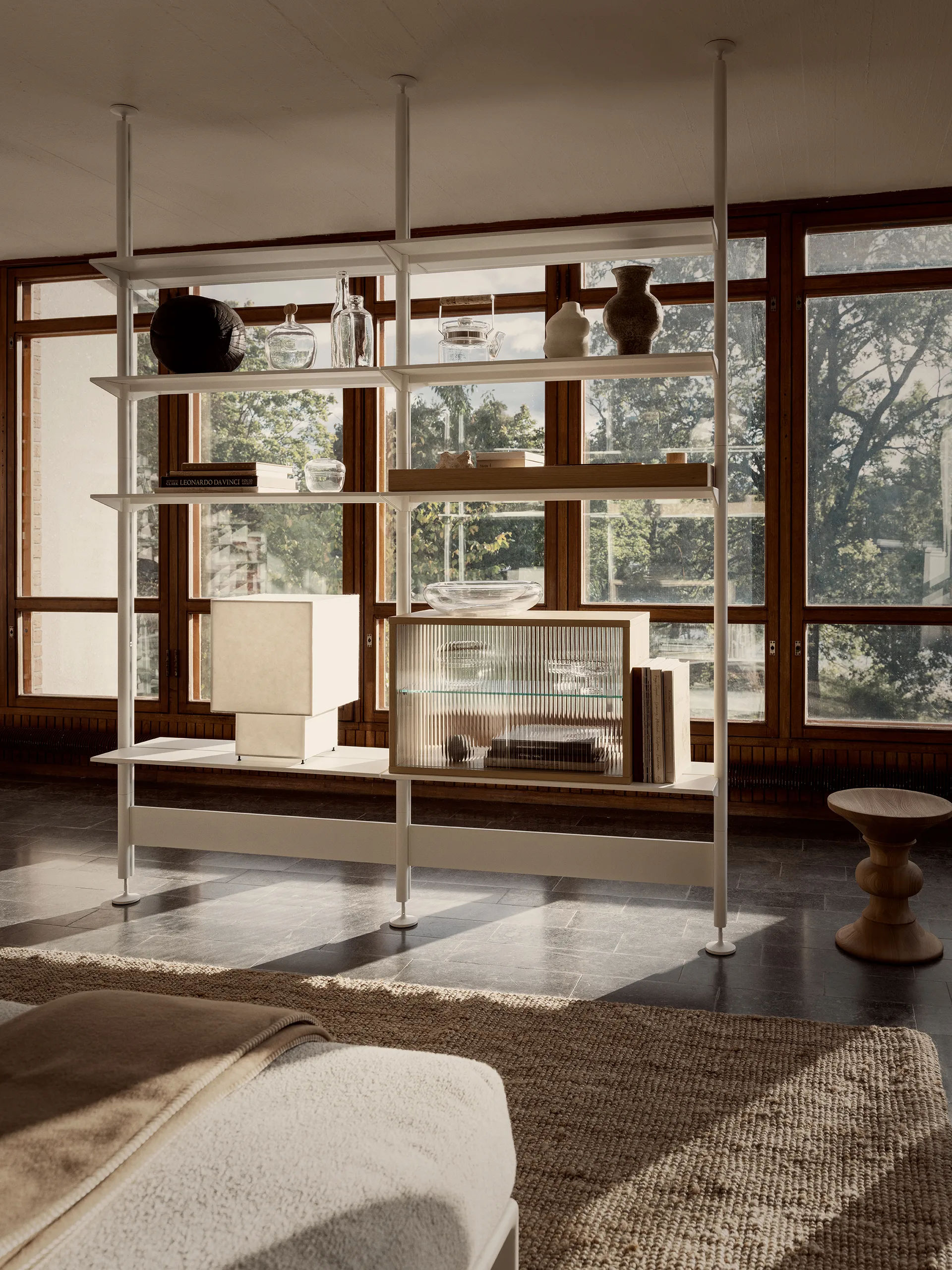 Vitrina Pira , Roble blanqueado–vidrio estriado, 70x31 cm, 4 puertas Pira