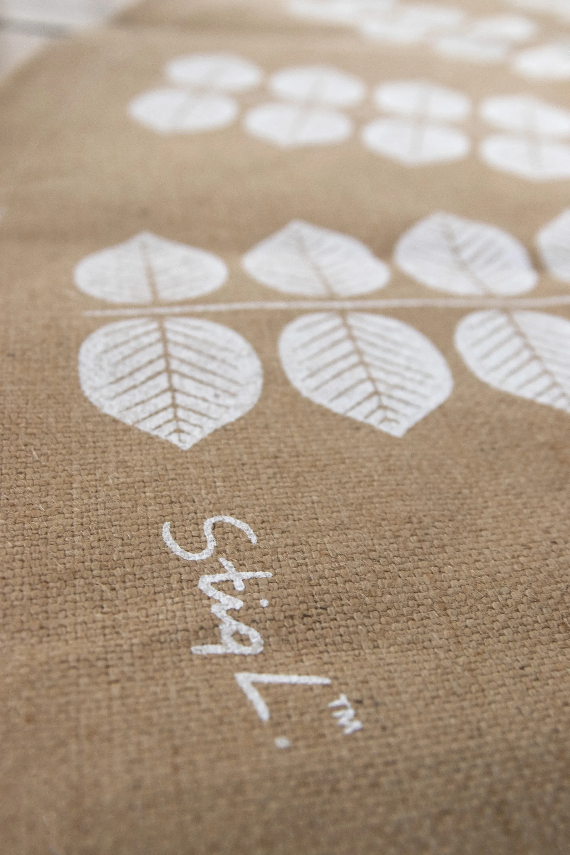 Faldón para árbol de Navidad Stig L Berså Ø110 cm, Crudo-blanco Pluto Design