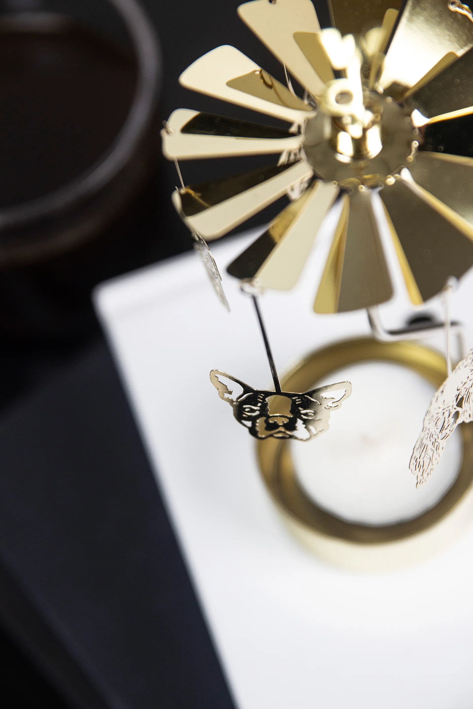 Portavelas giratorio Hundfamilj, Dorado Pluto Design