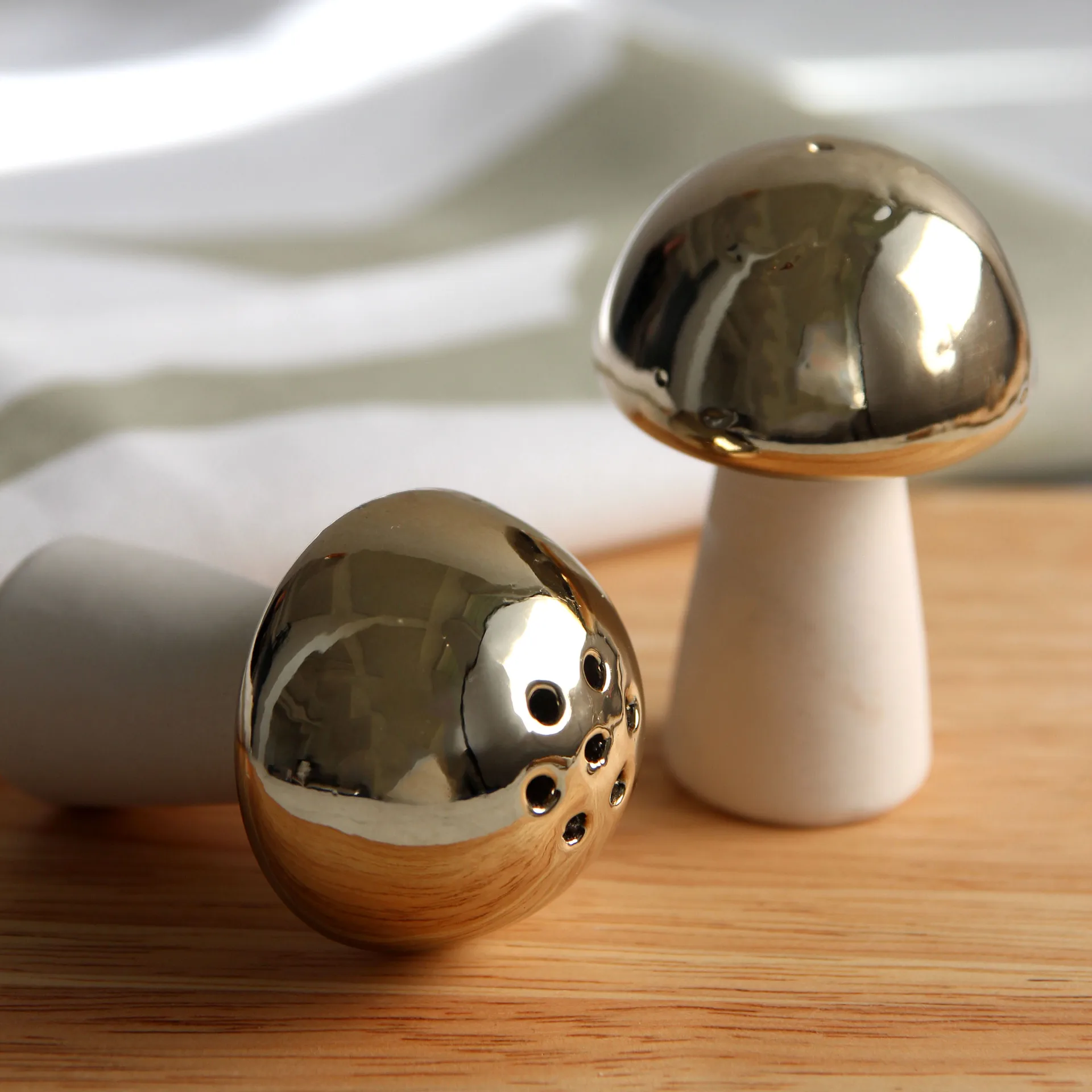 Salero y pimentero seta, Dorado Pluto Design