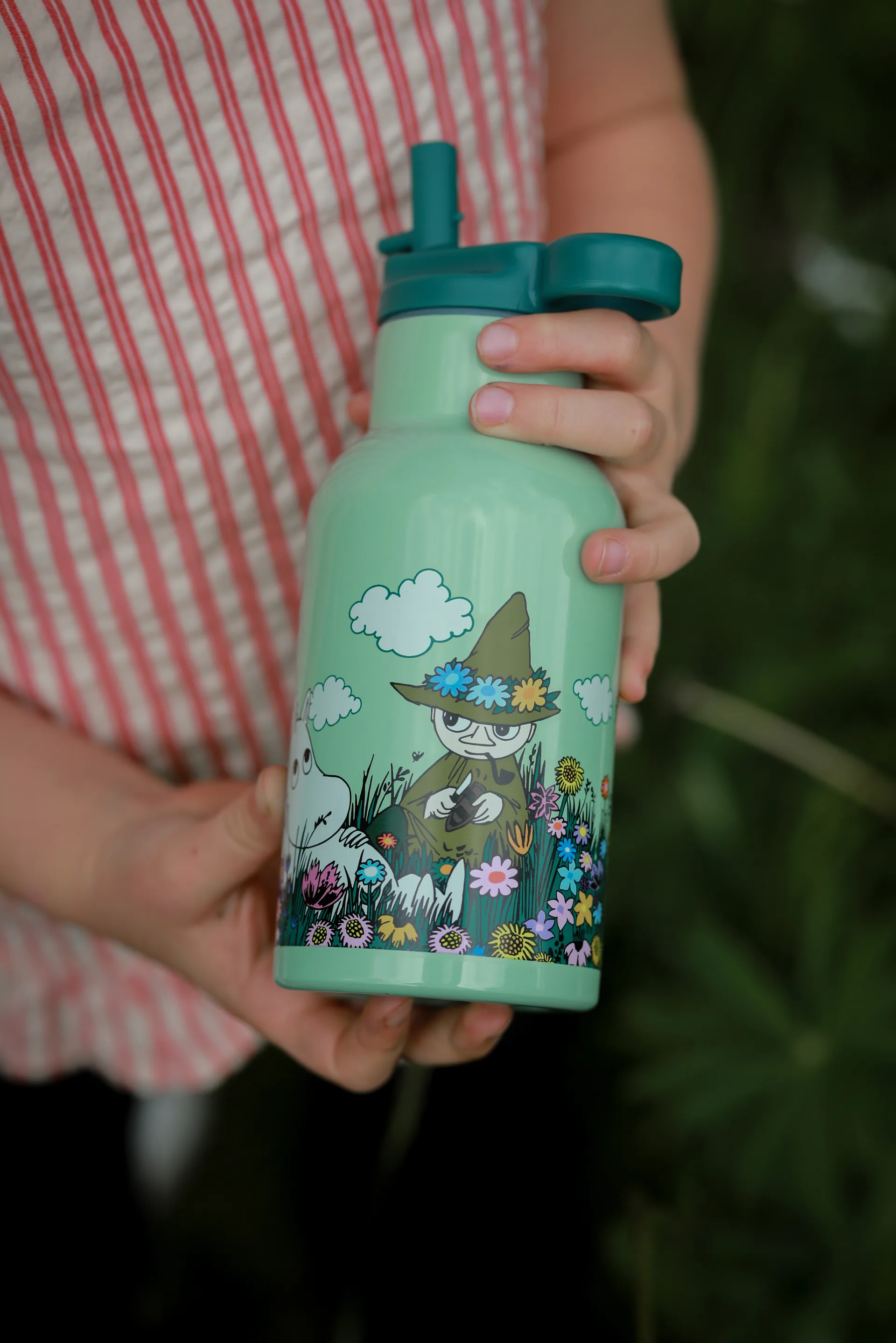 Botella de agua Moomin Meadow 34 cl, Verde Rätt Start