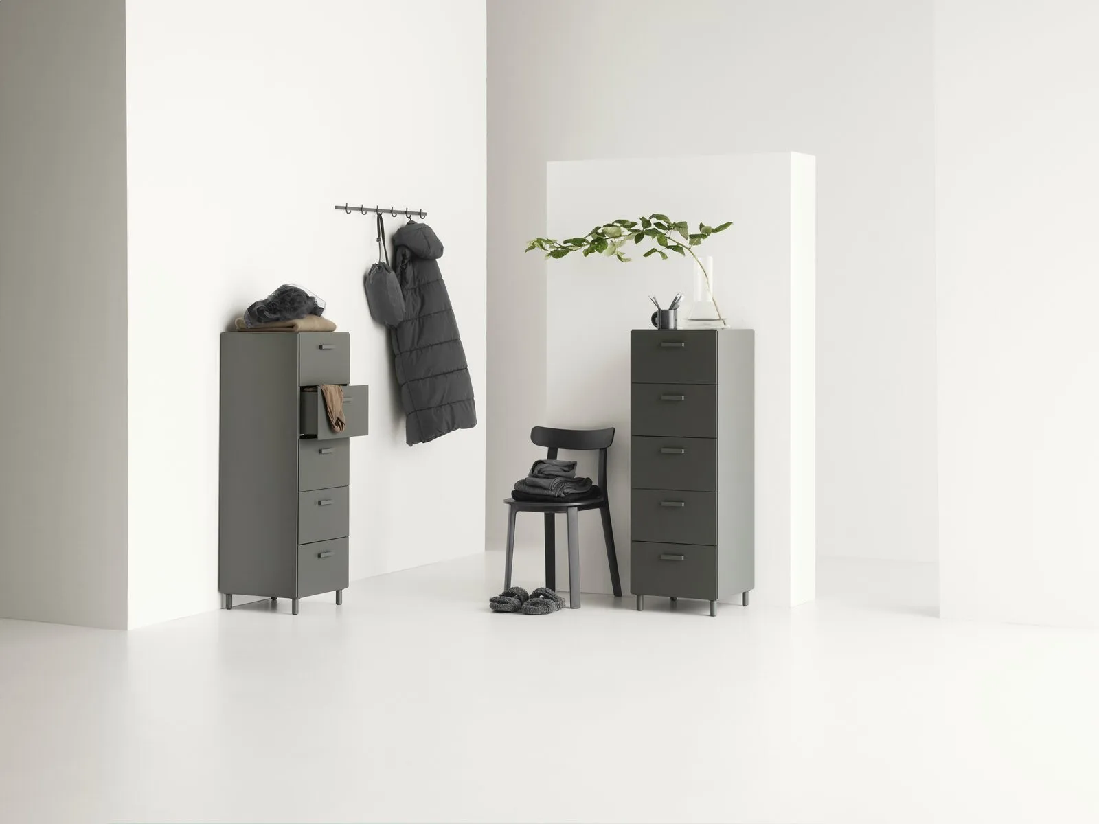Cómoda alta con patas Relief 41x115 cm gris,  Relief