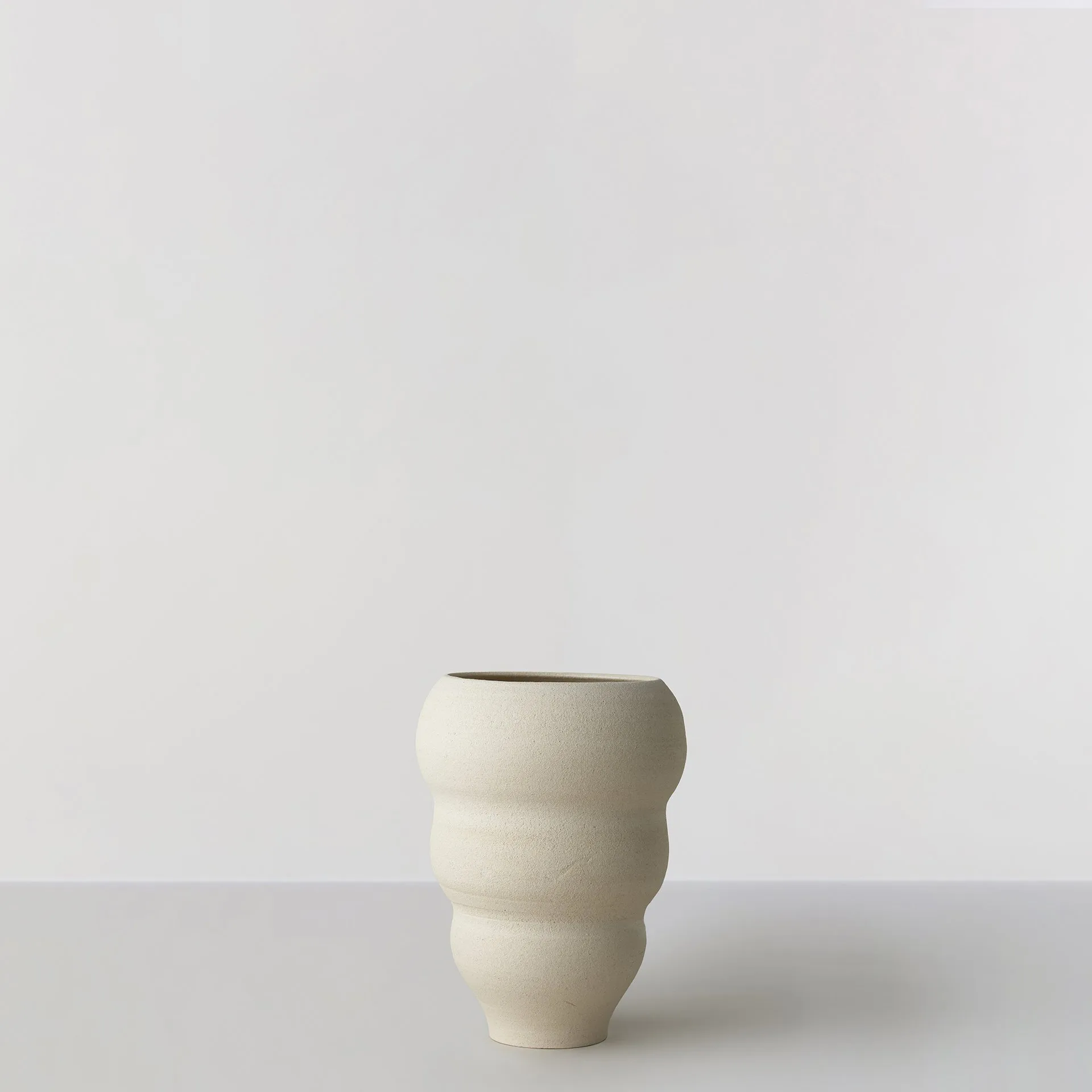 Jarrón Hand turned Vase no. 60 Curved, Vanilla Ro Collection