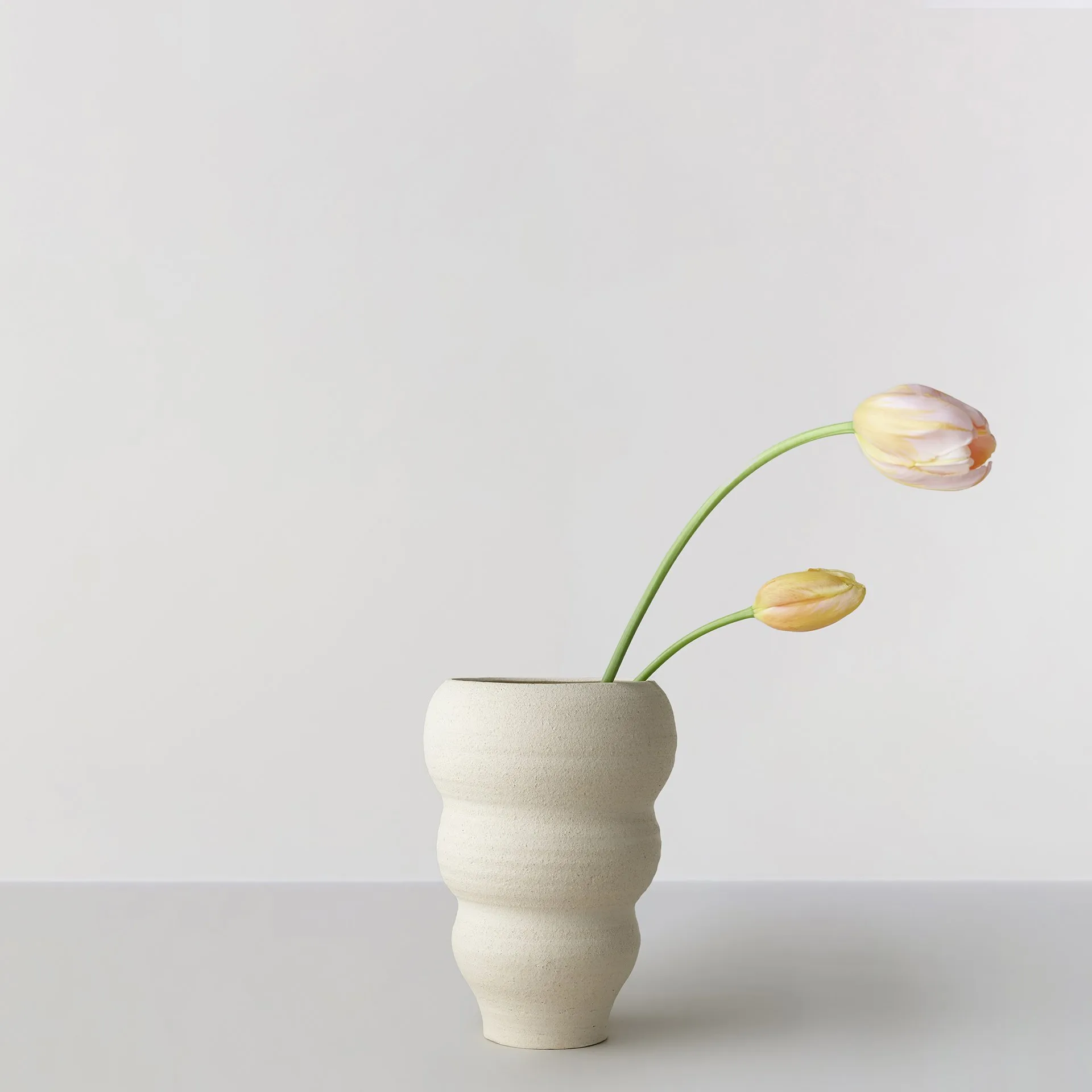 Jarrón Hand turned Vase no. 60 Curved, Vanilla Ro Collection