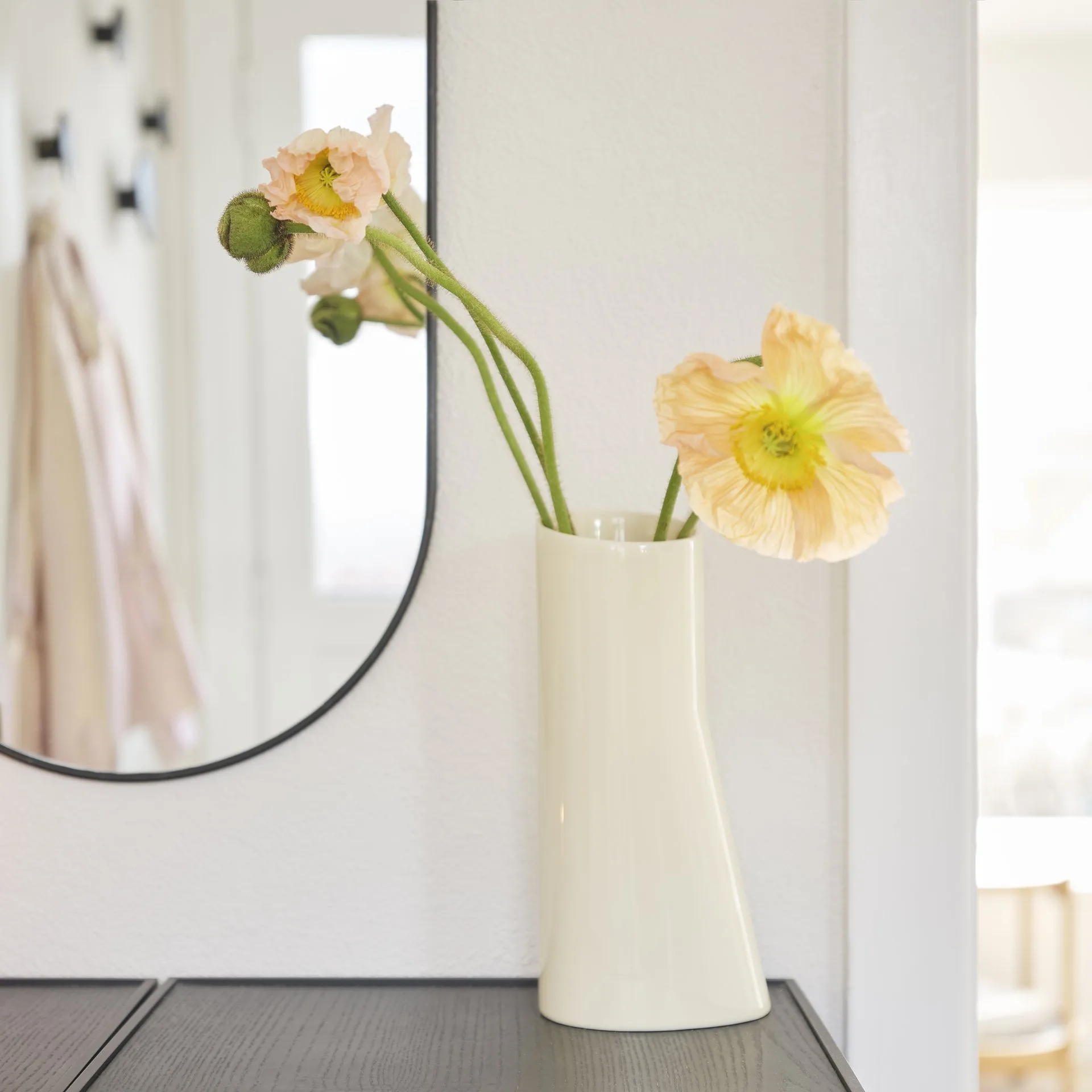 Oval Vase no. 67, Vanilla Ro Collection