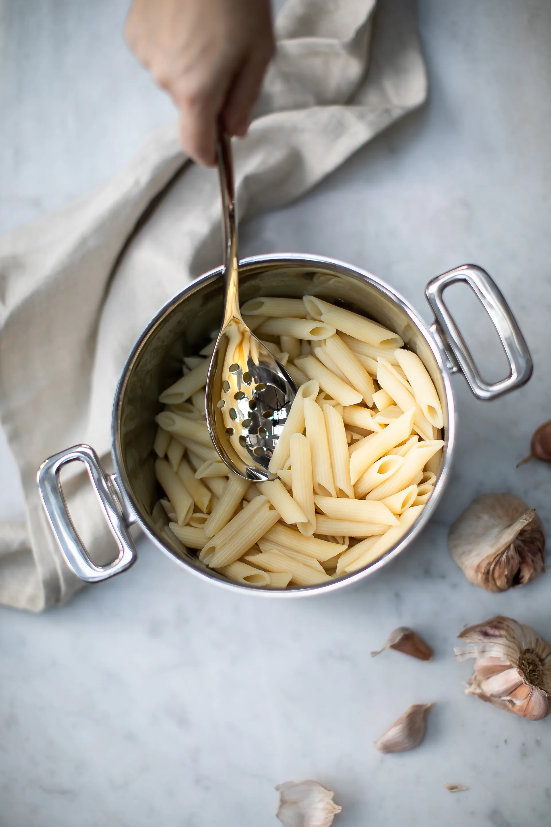 Cuchara de servir Signature honda y perforada 32 cm, Acero inoxidable Robert Welch