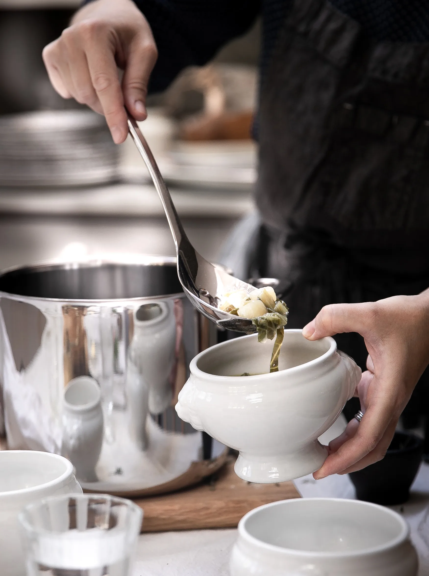 Cuchara de servir Signature honda y perforada 32 cm, Acero inoxidable Robert Welch