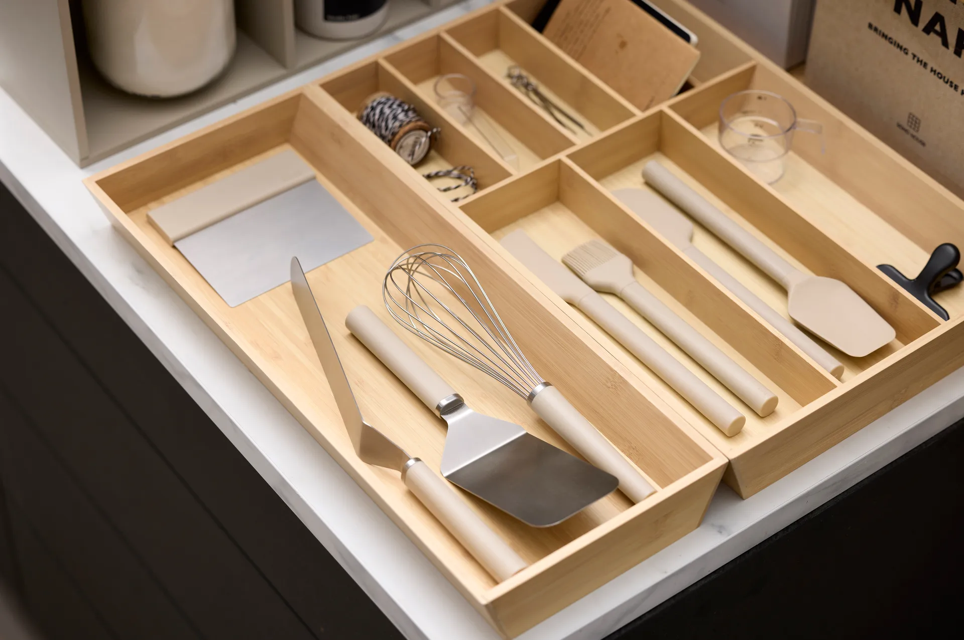 Emma espátula ancha de acero 26 cm, Humus Rosti